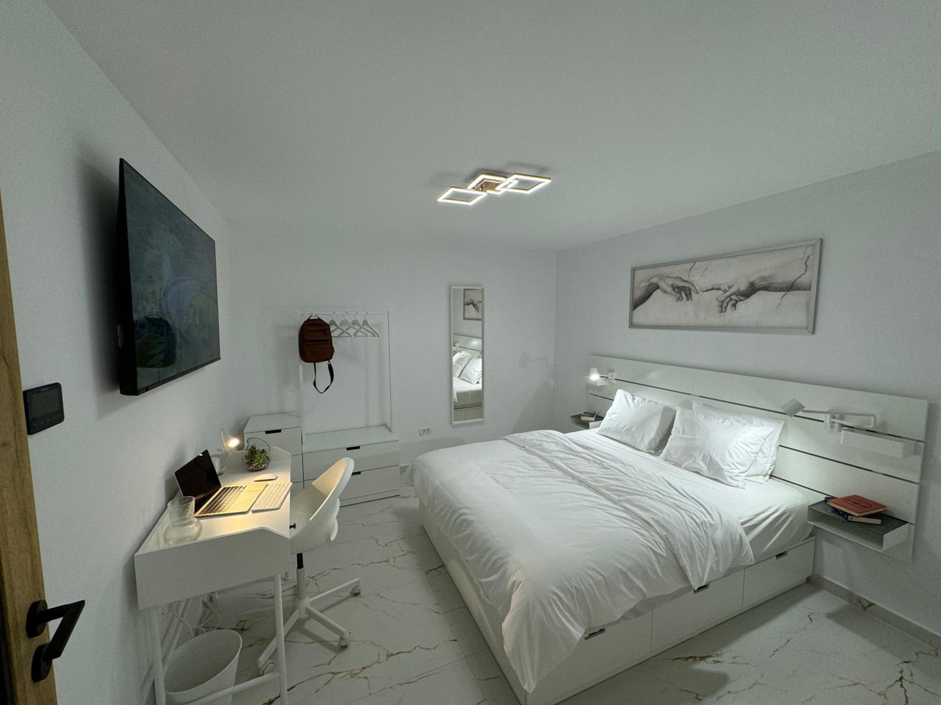 One-Bedroom Apartment photo 1