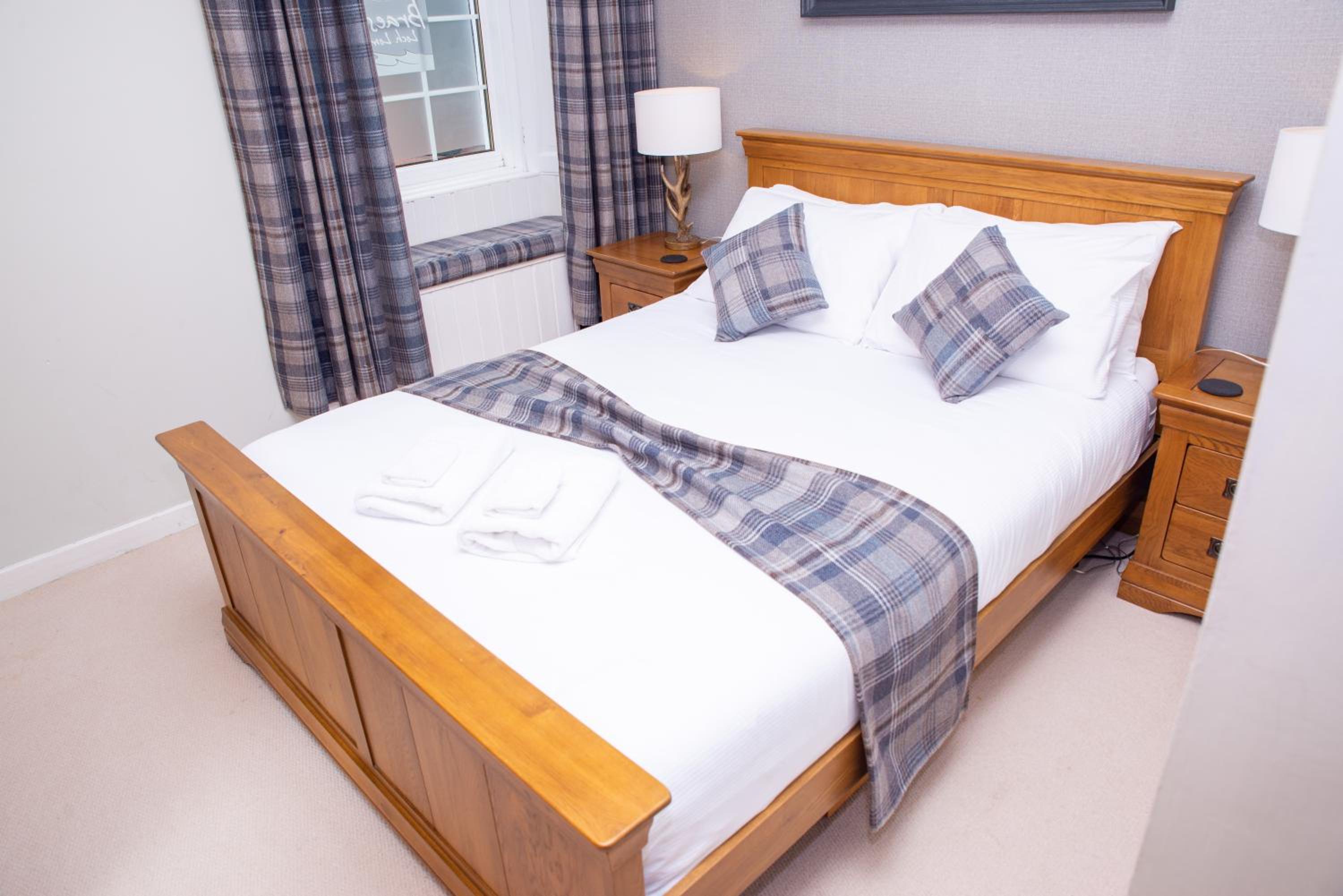 Deluxe King Room - Photo 9