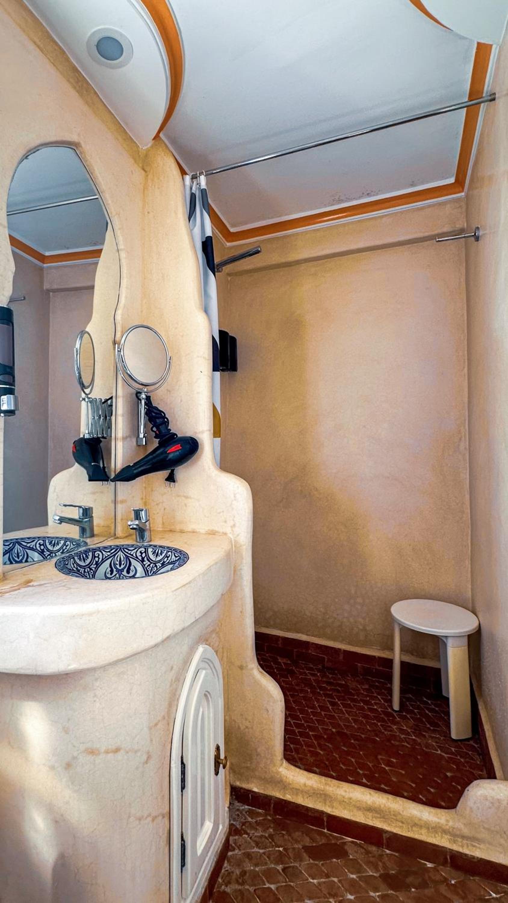 Twin Room with Private Bathroom photo 3