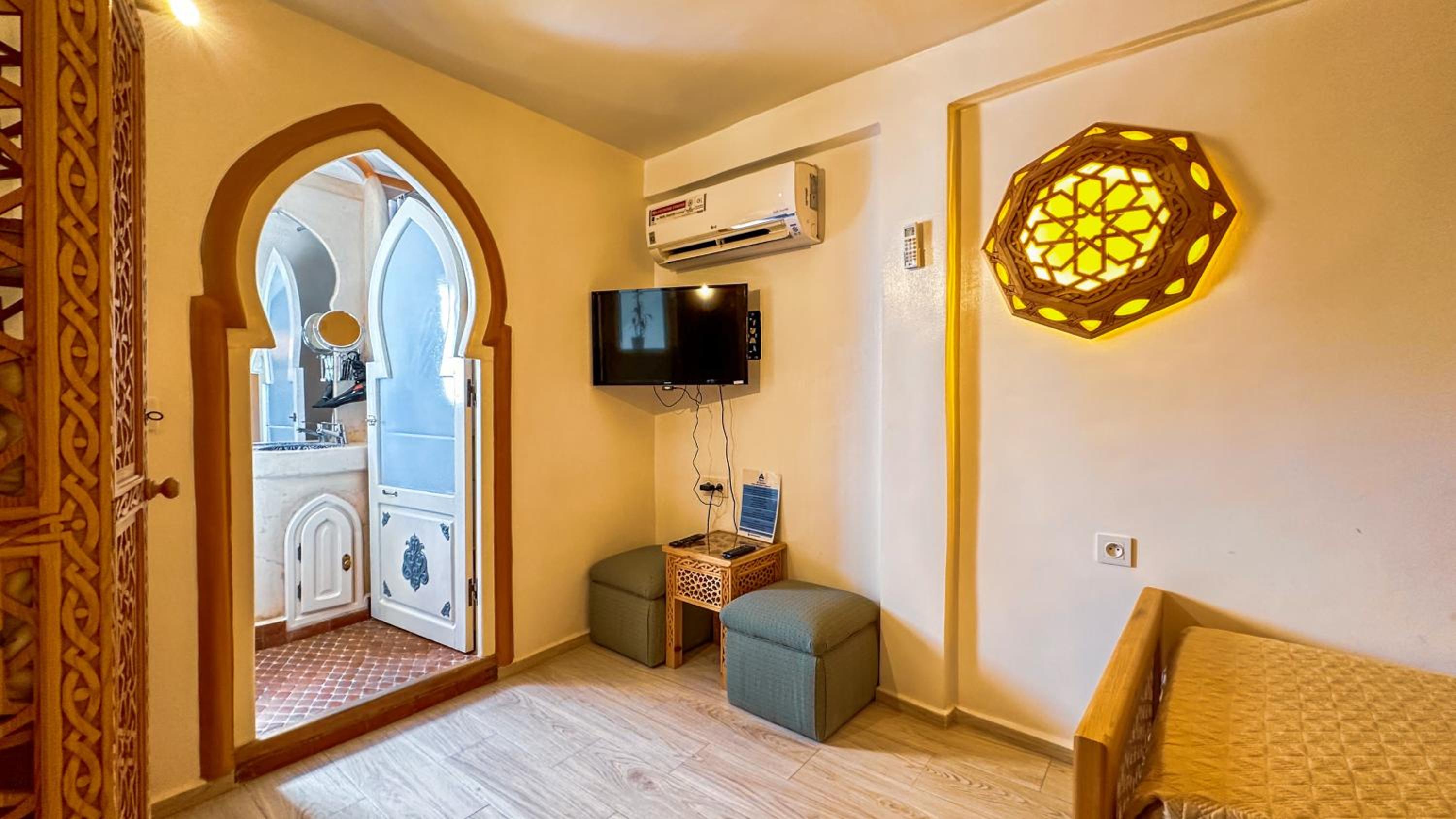 Twin Room with Private Bathroom photo 1