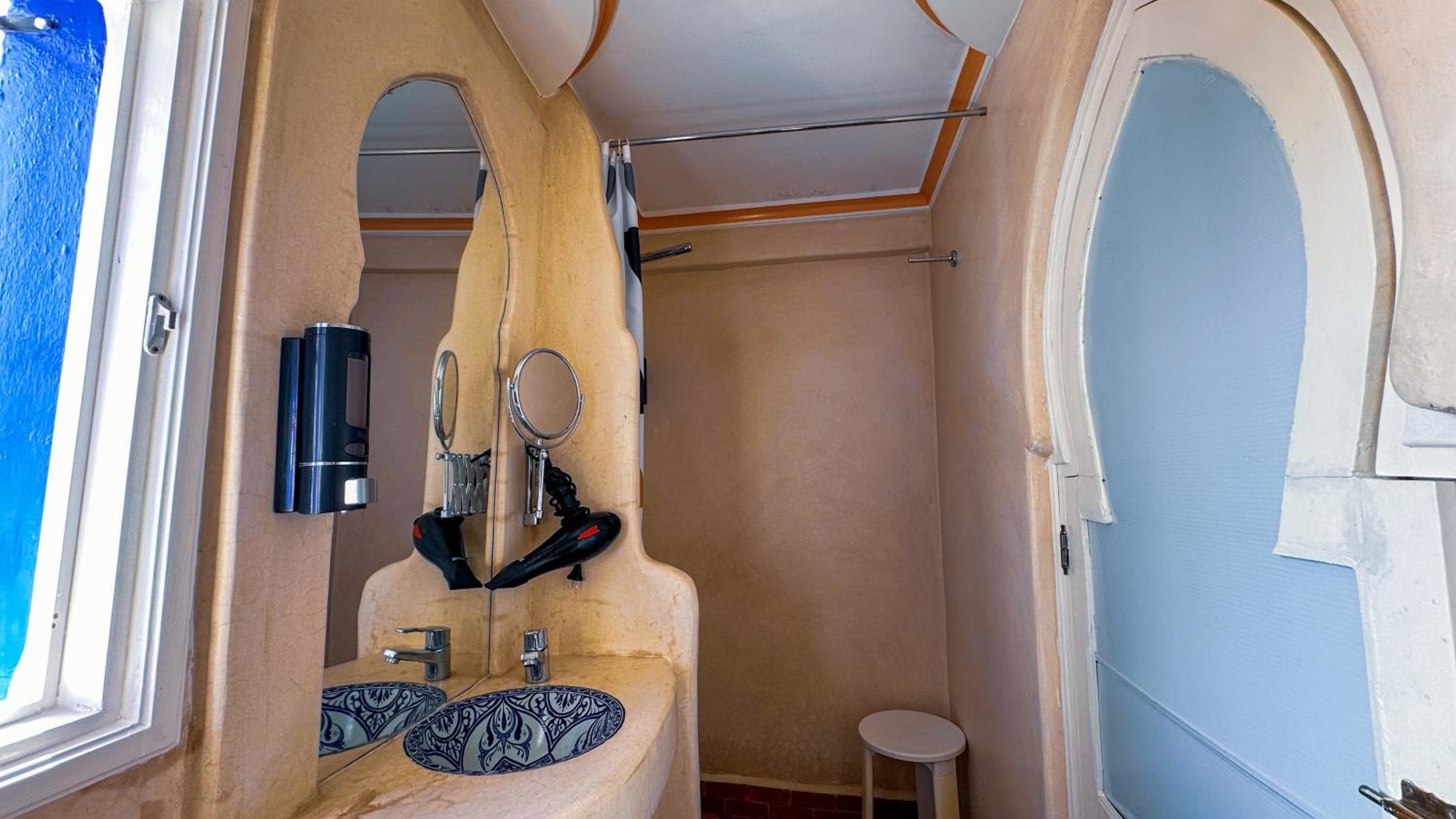 Twin Room with Private Bathroom photo 2