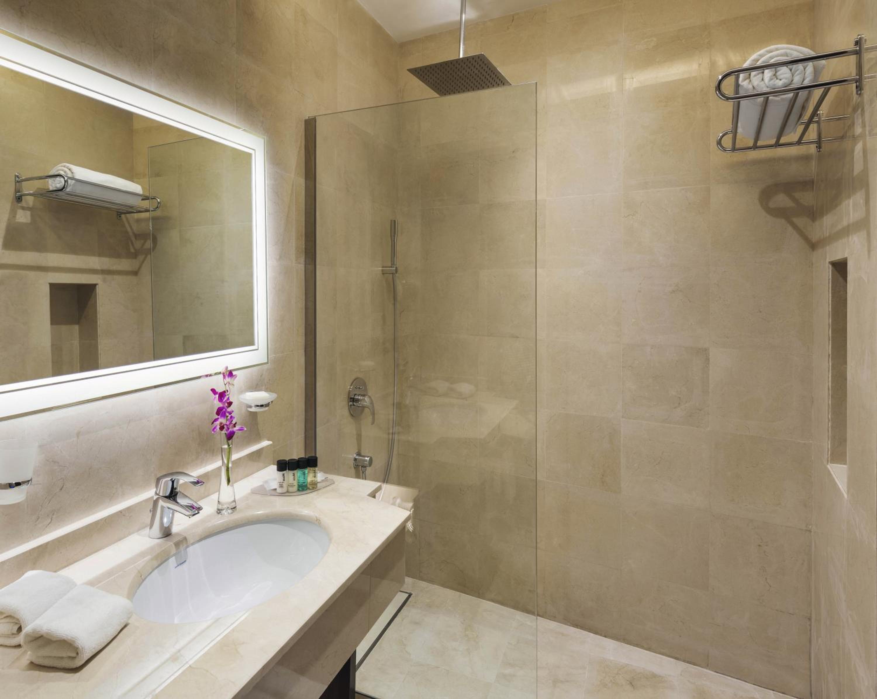 Deluxe King Room - Photo 2