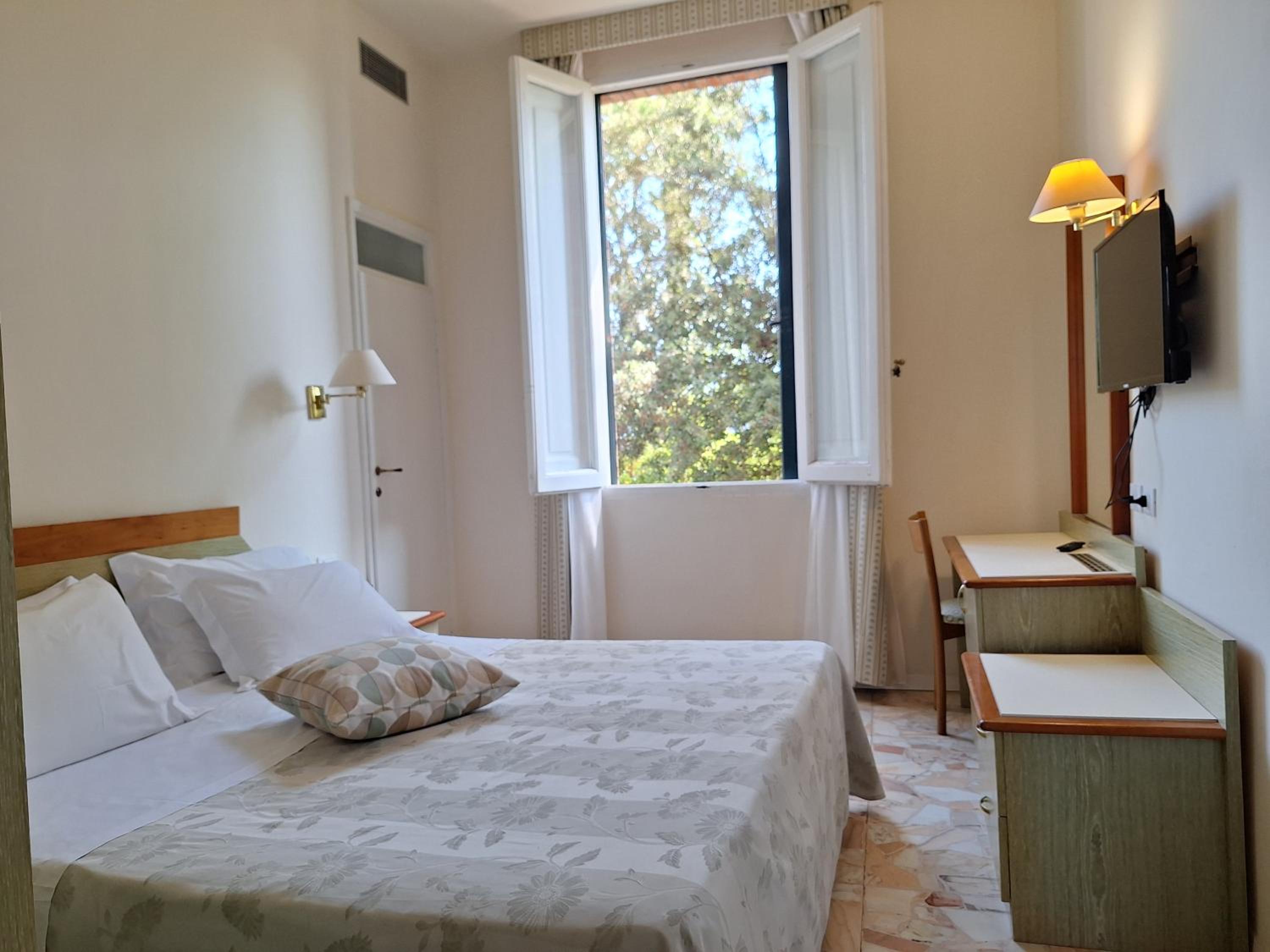 Standard Double Room - Photo 6