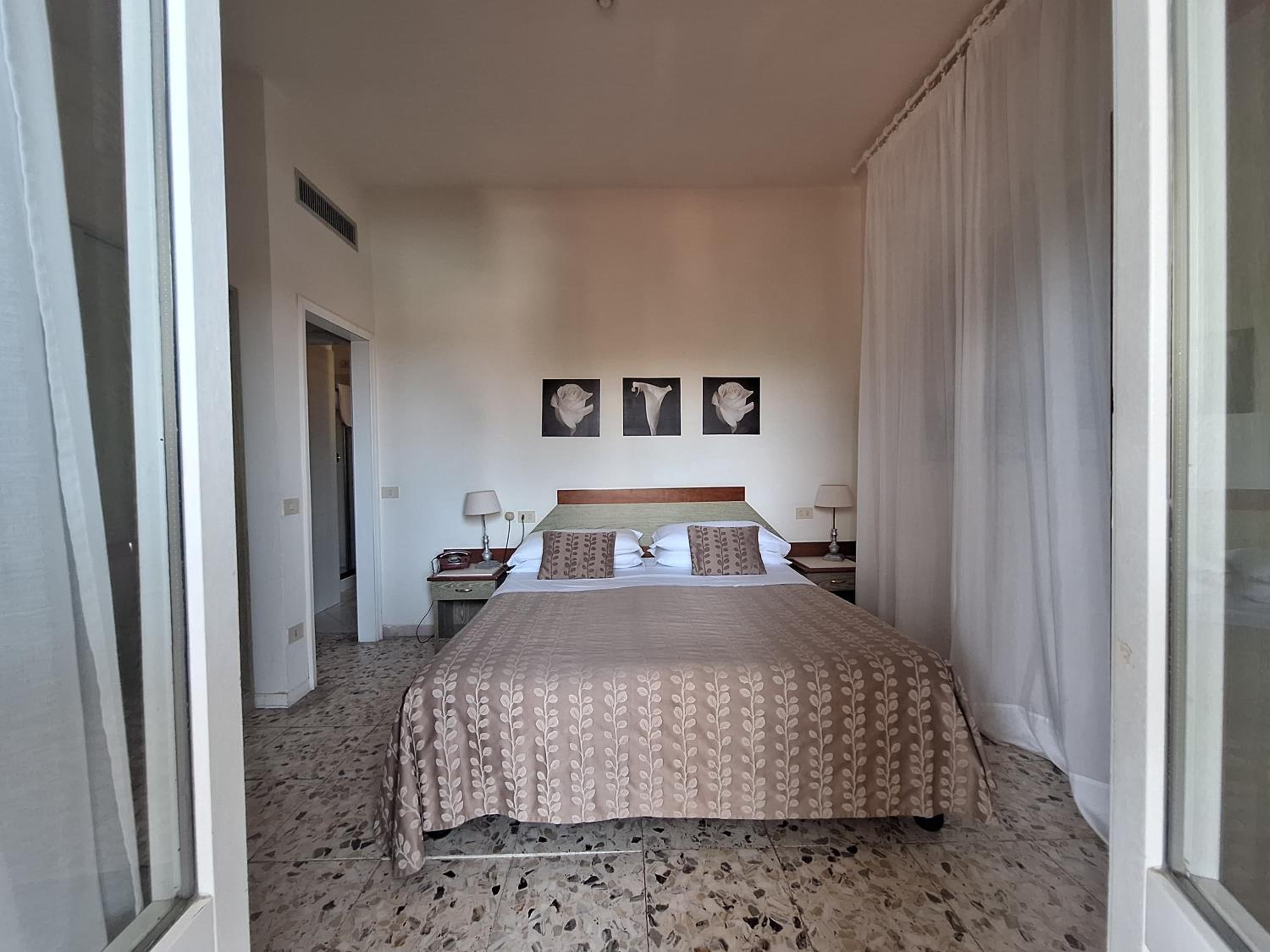Standard Double Room - Photo 7