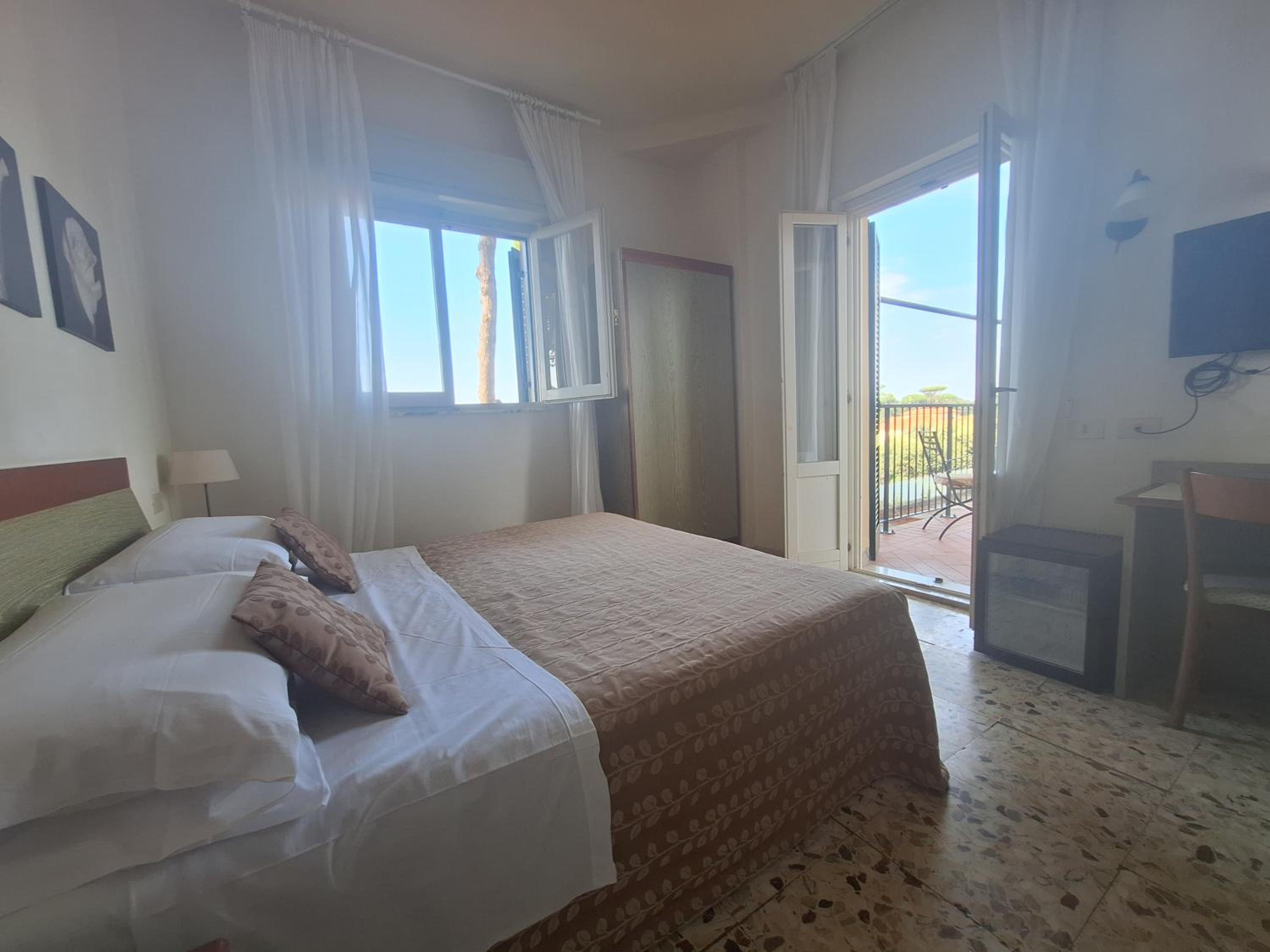 Standard Double Room - Photo 2