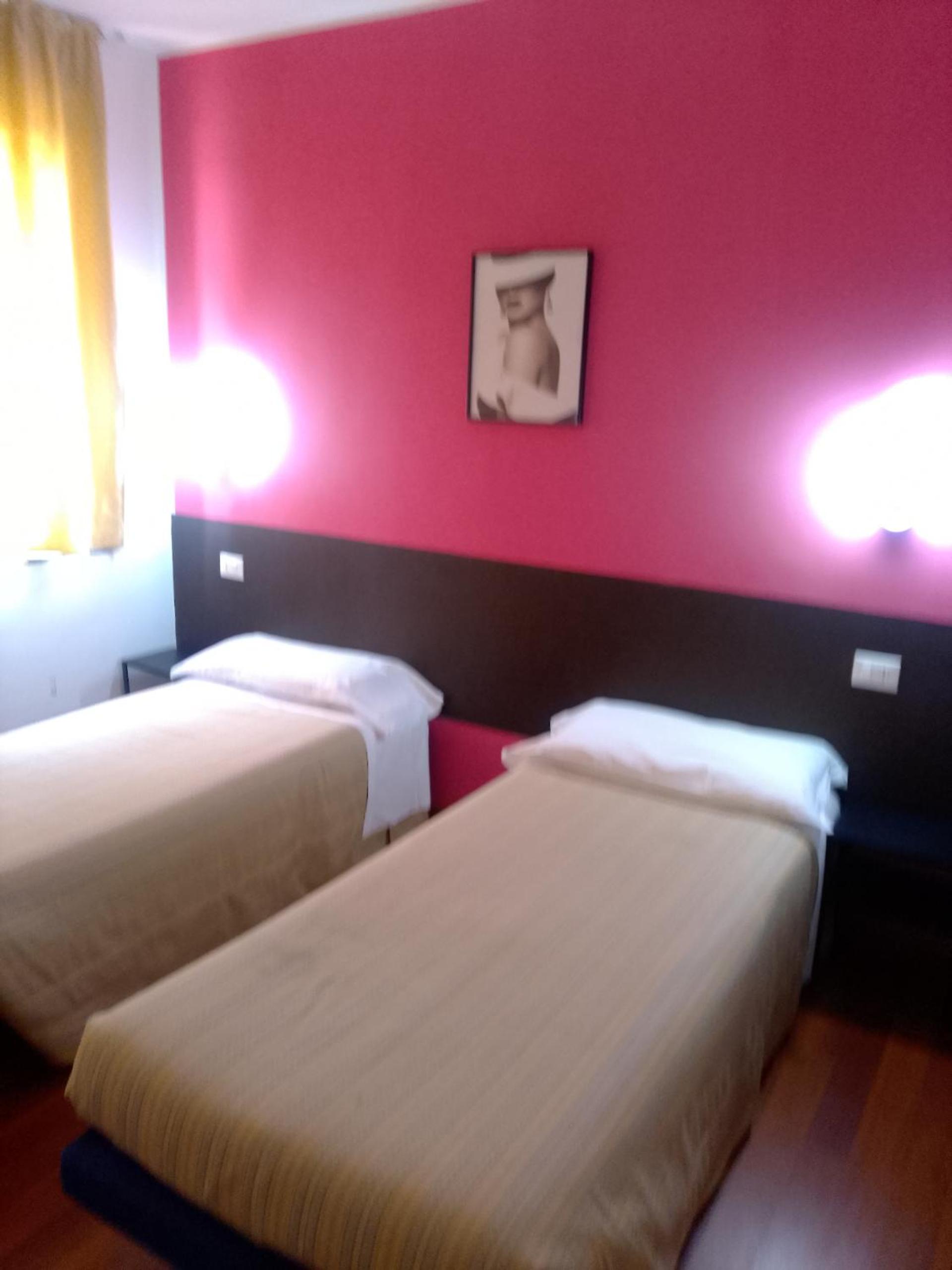 Twin Room - Photo 1