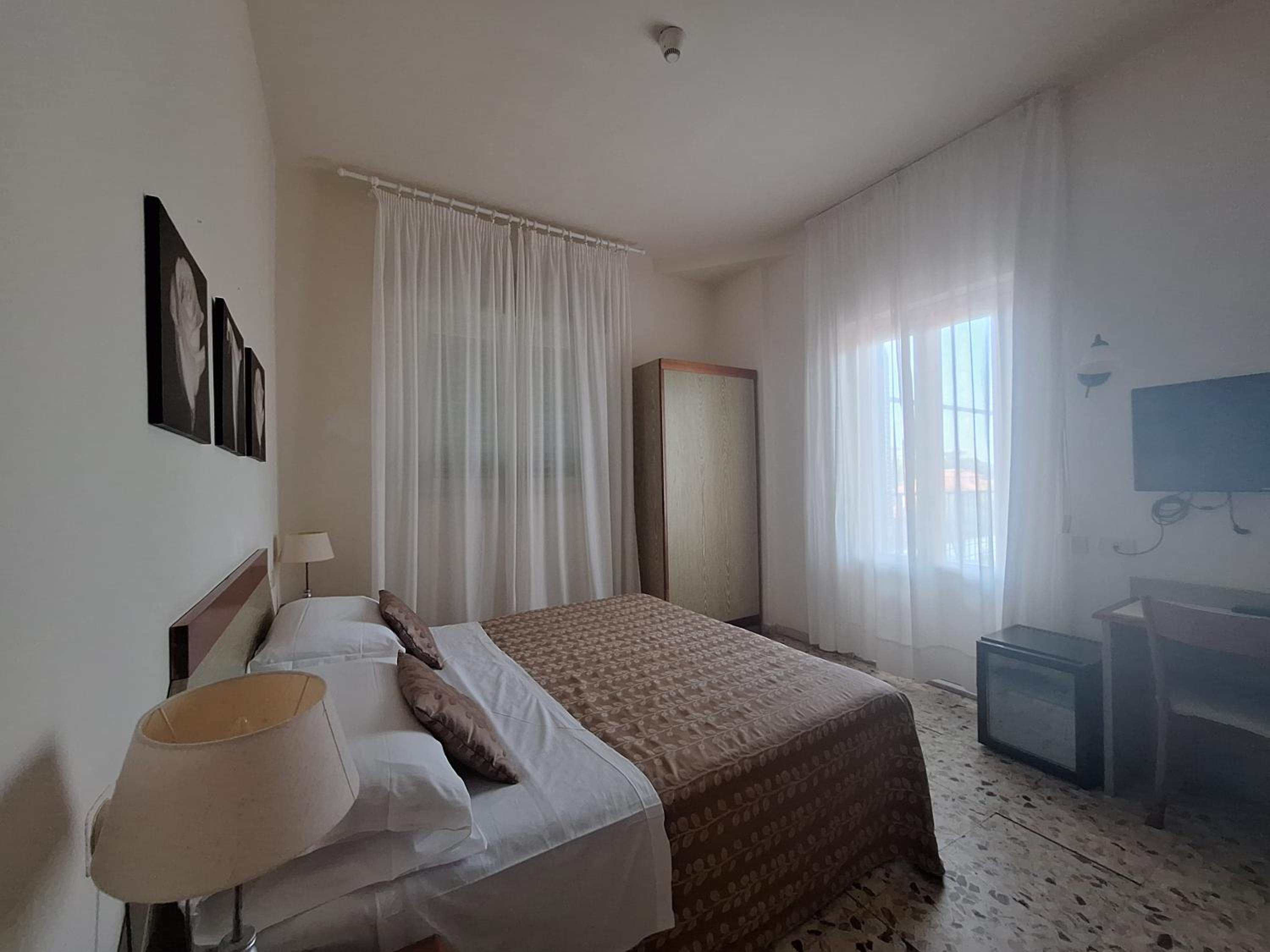 Standard Double Room - Photo 4