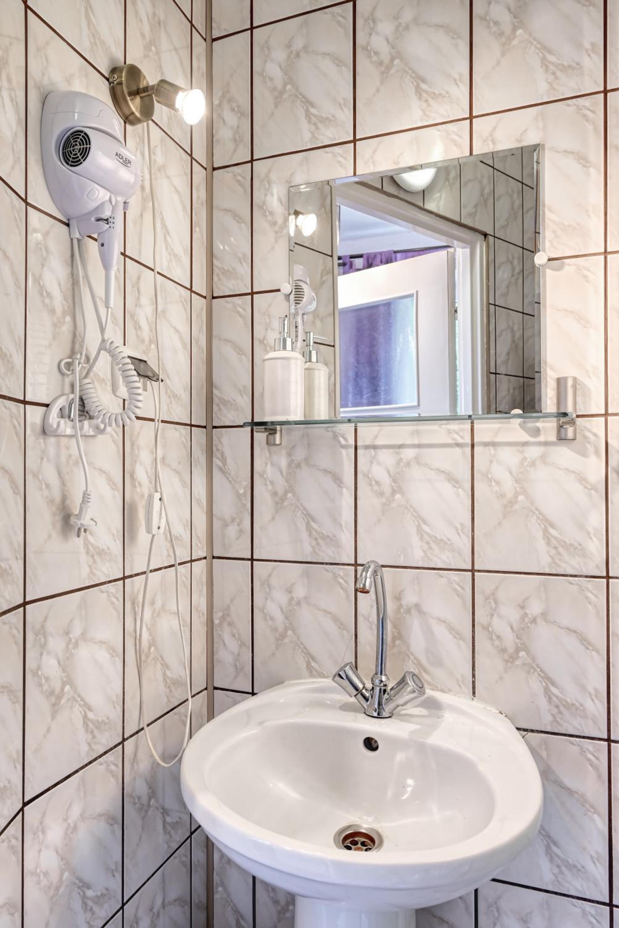 Classic Double Room with Shower - Photo 2