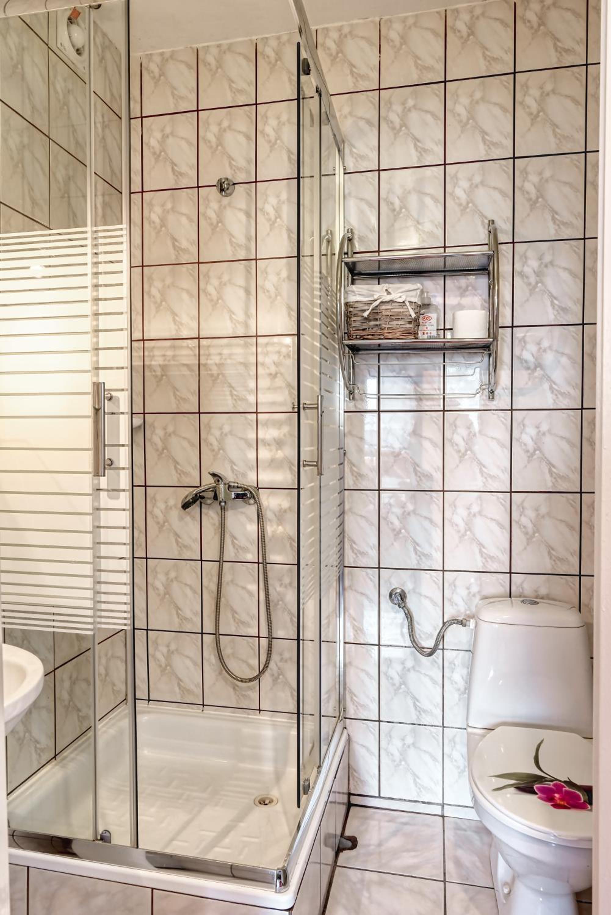 Classic Double Room with Shower - Photo 5
