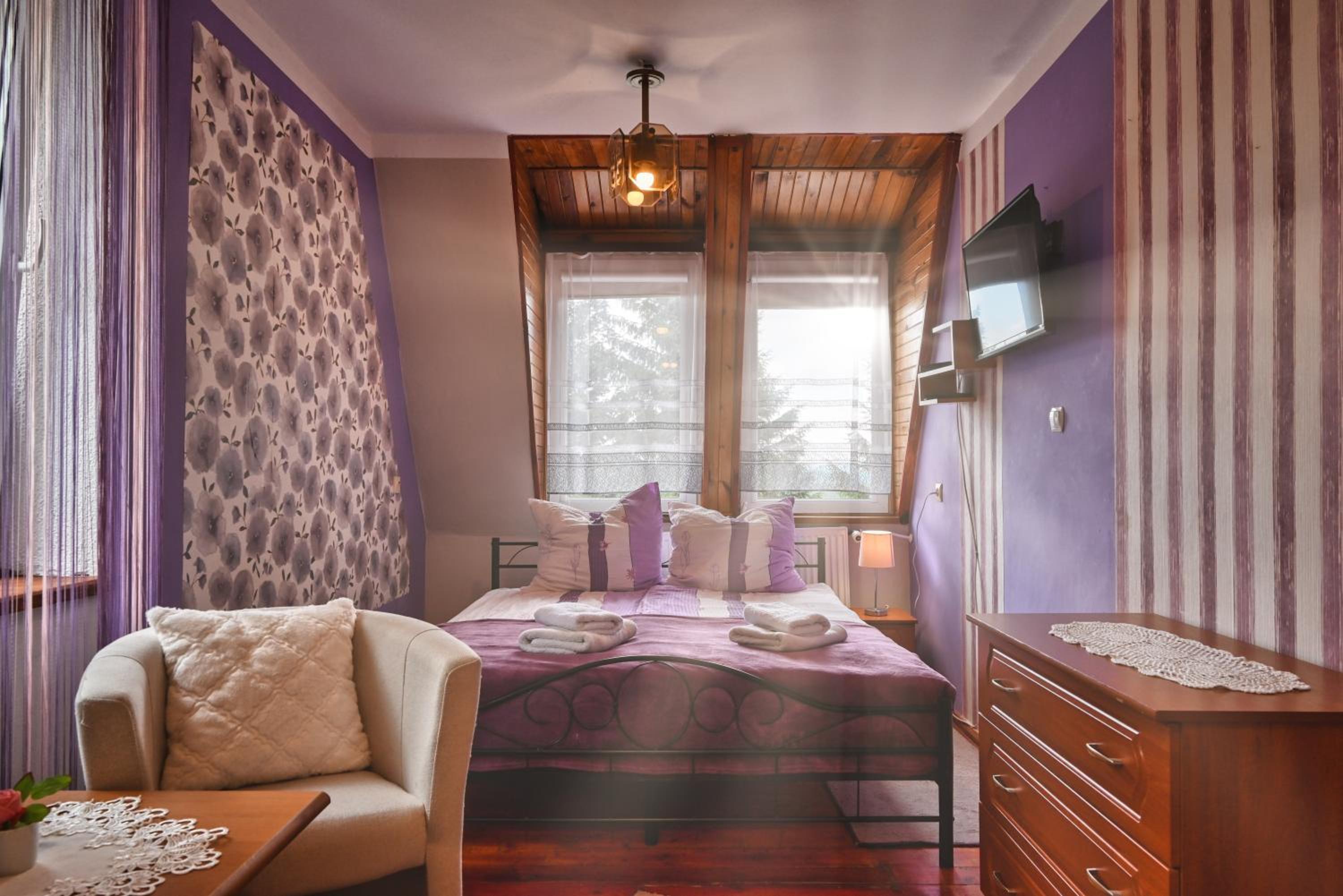 Classic Double Room with Shower - Photo 7