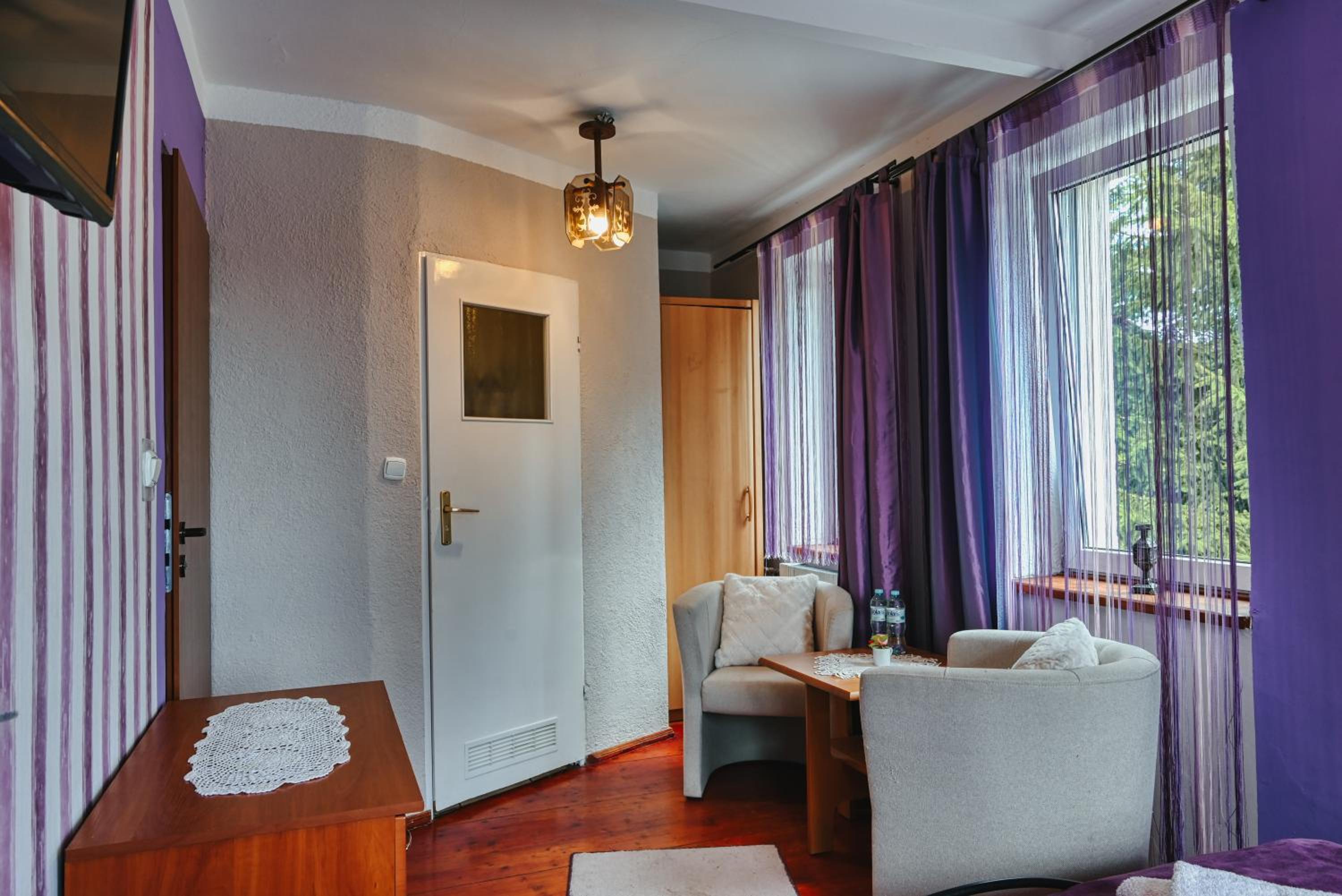 Classic Double Room with Shower - Photo 6