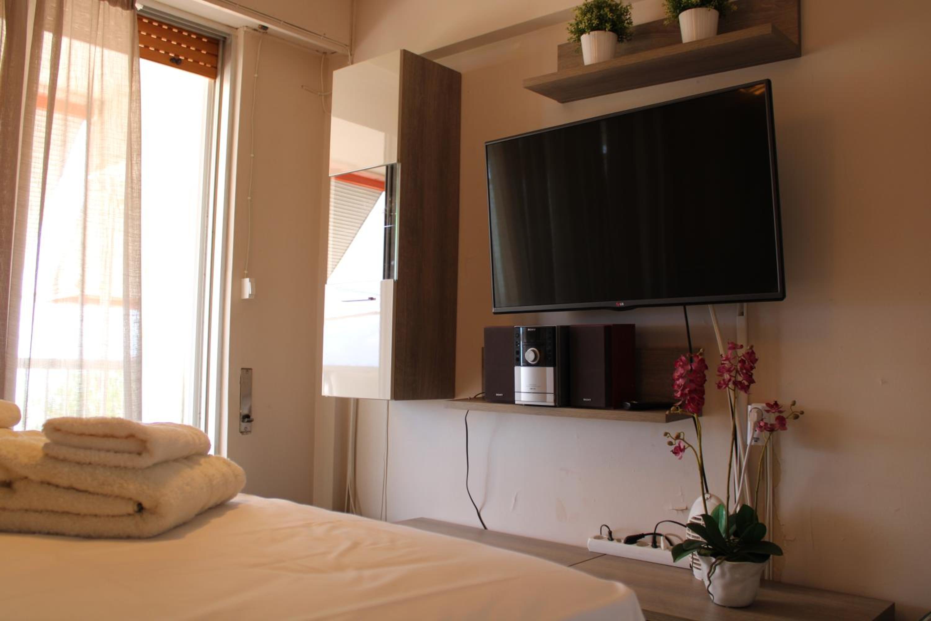 One-Bedroom Apartment with Sea View and Balcony photo 1