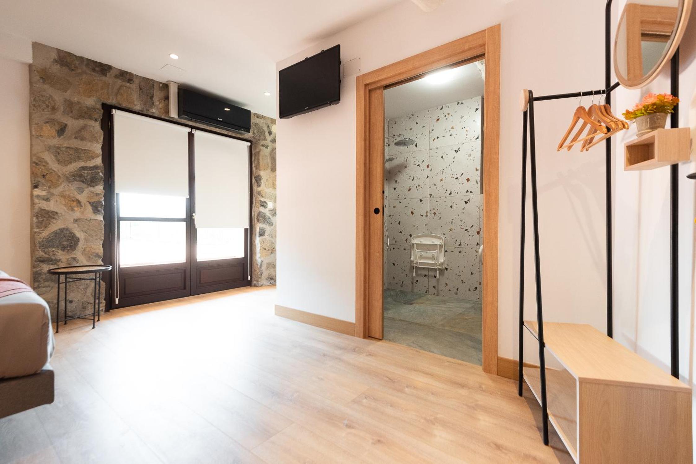Disabled Room - Photo 5