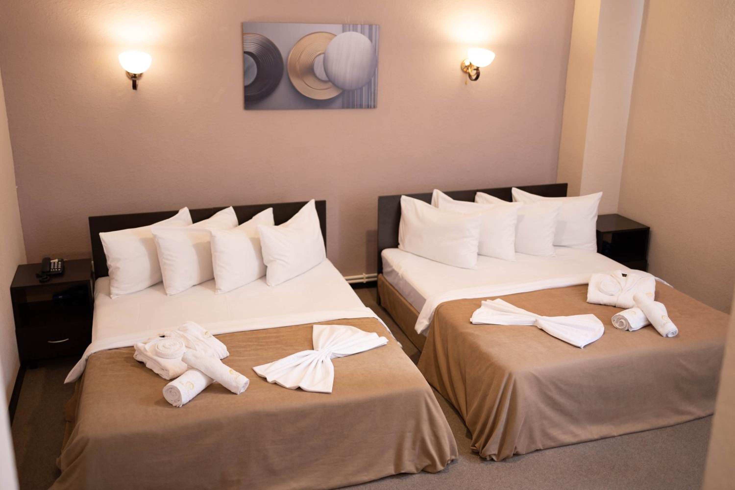 Large Double or Twin Room photo 1