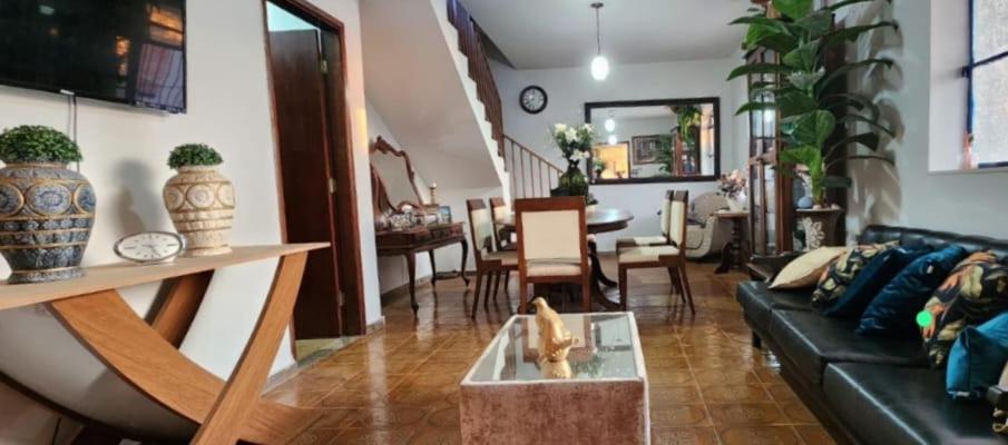 Five-Bedroom House photo 1