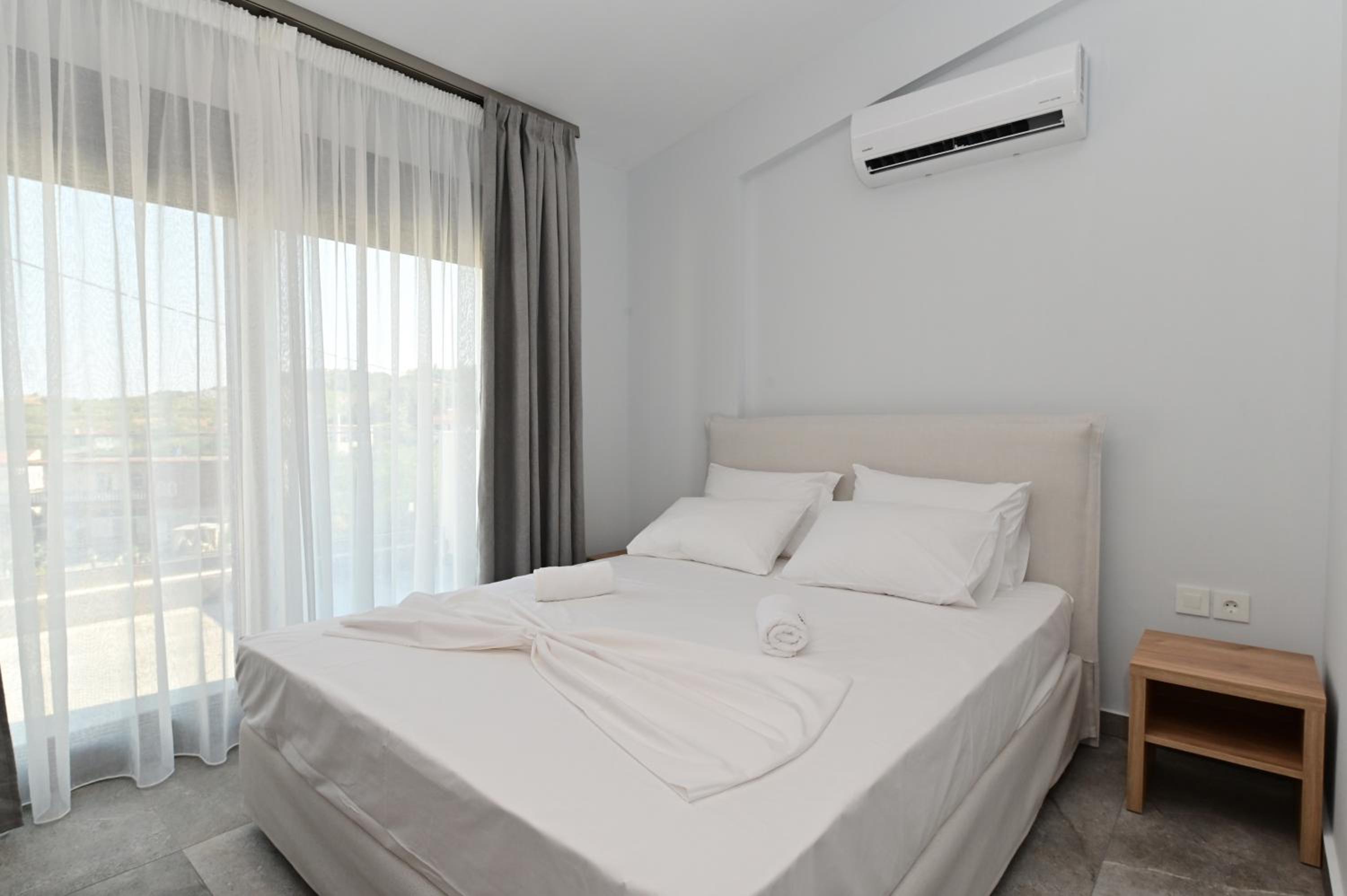 Five-Bedroom House photo 1