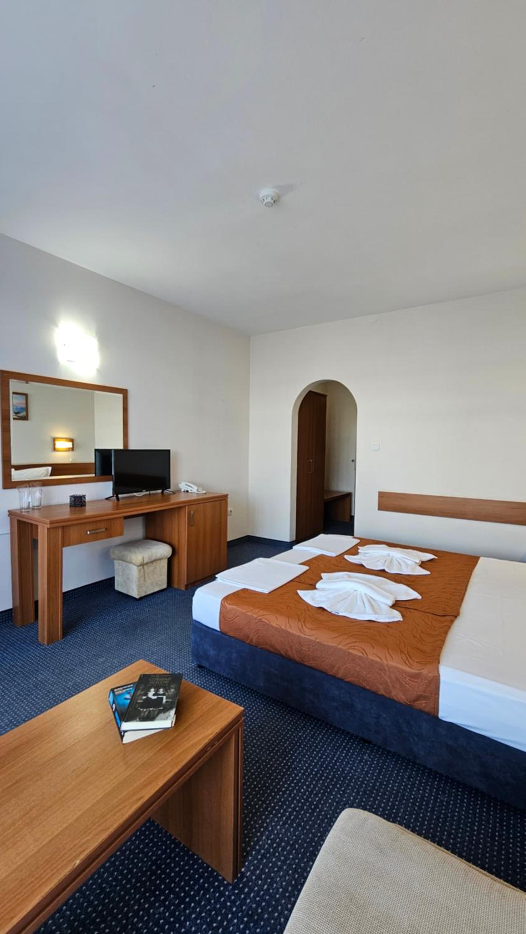 Double or Twin Room with Balcony (2 Adults + 1 Child) photo 2