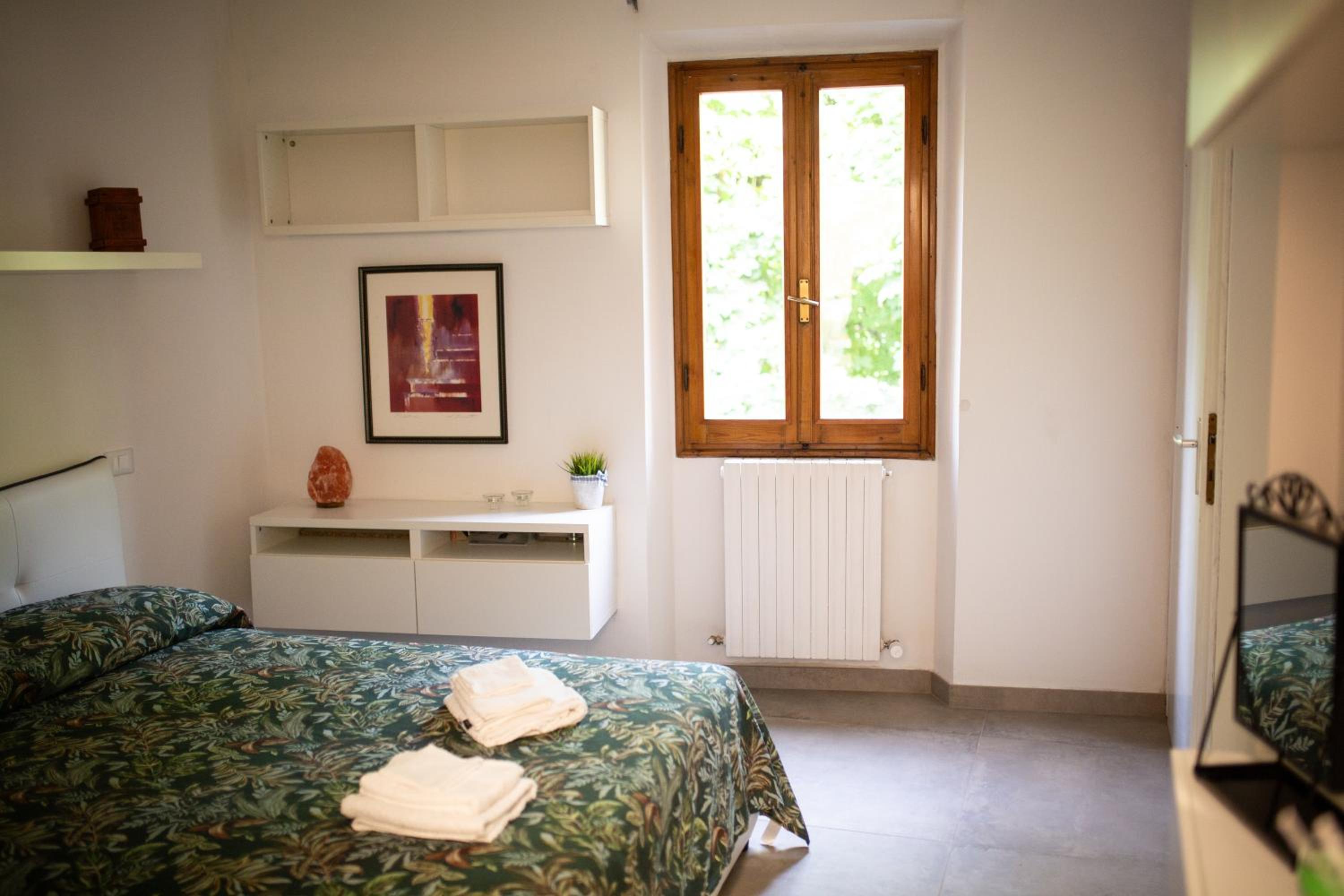 One-Bedroom Apartment photo 1