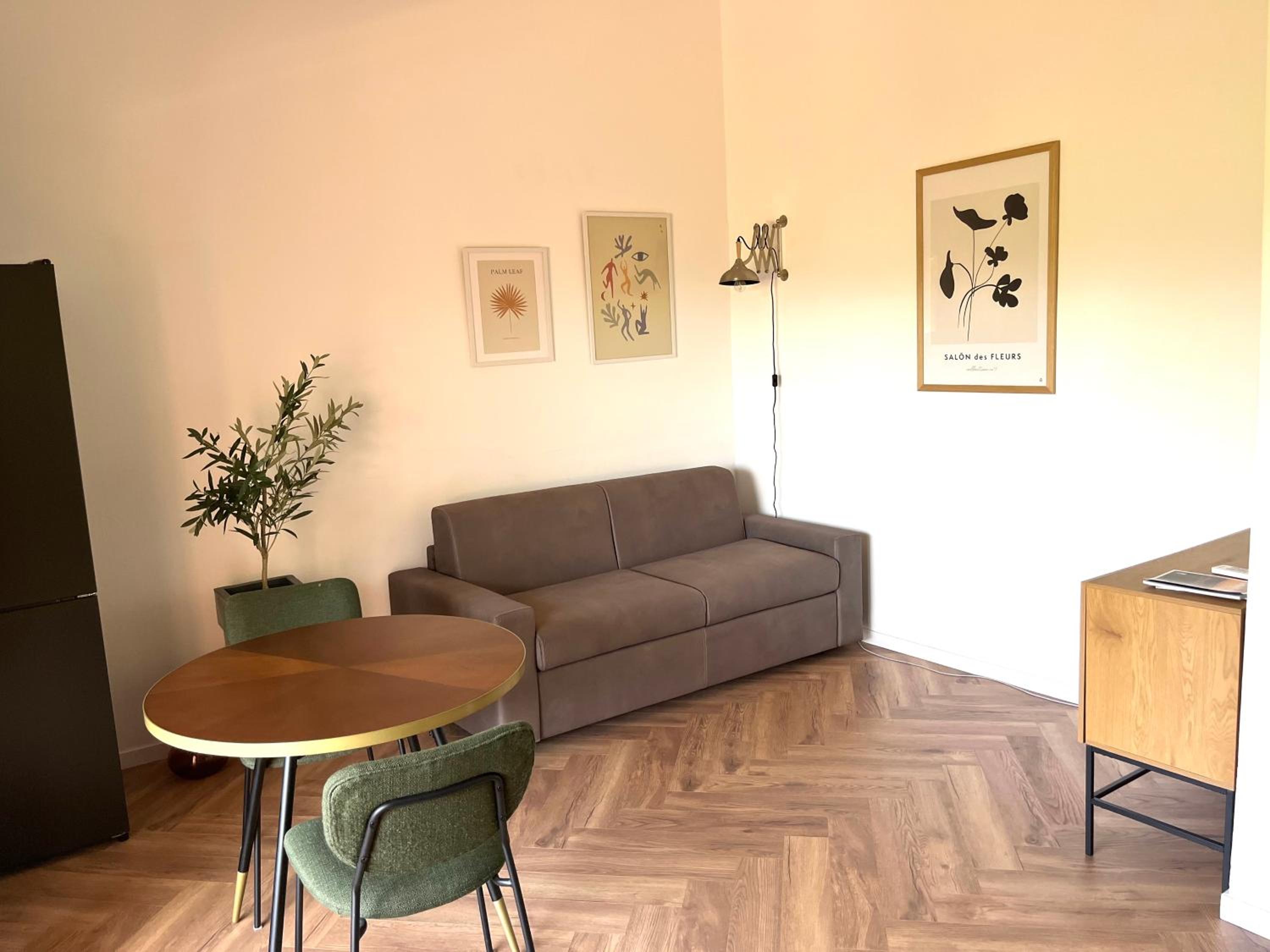 One-Bedroom Apartment photo 1