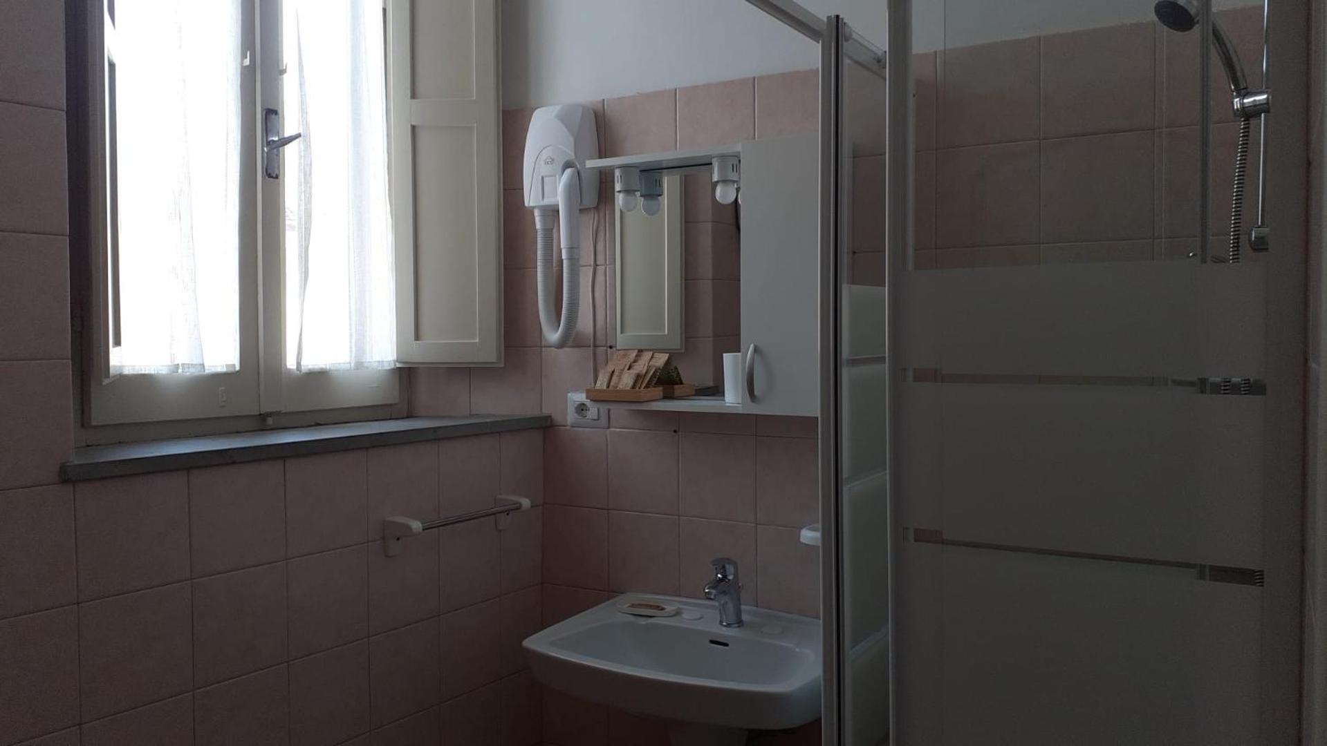 Twin Room with Private Bathroom photo 2