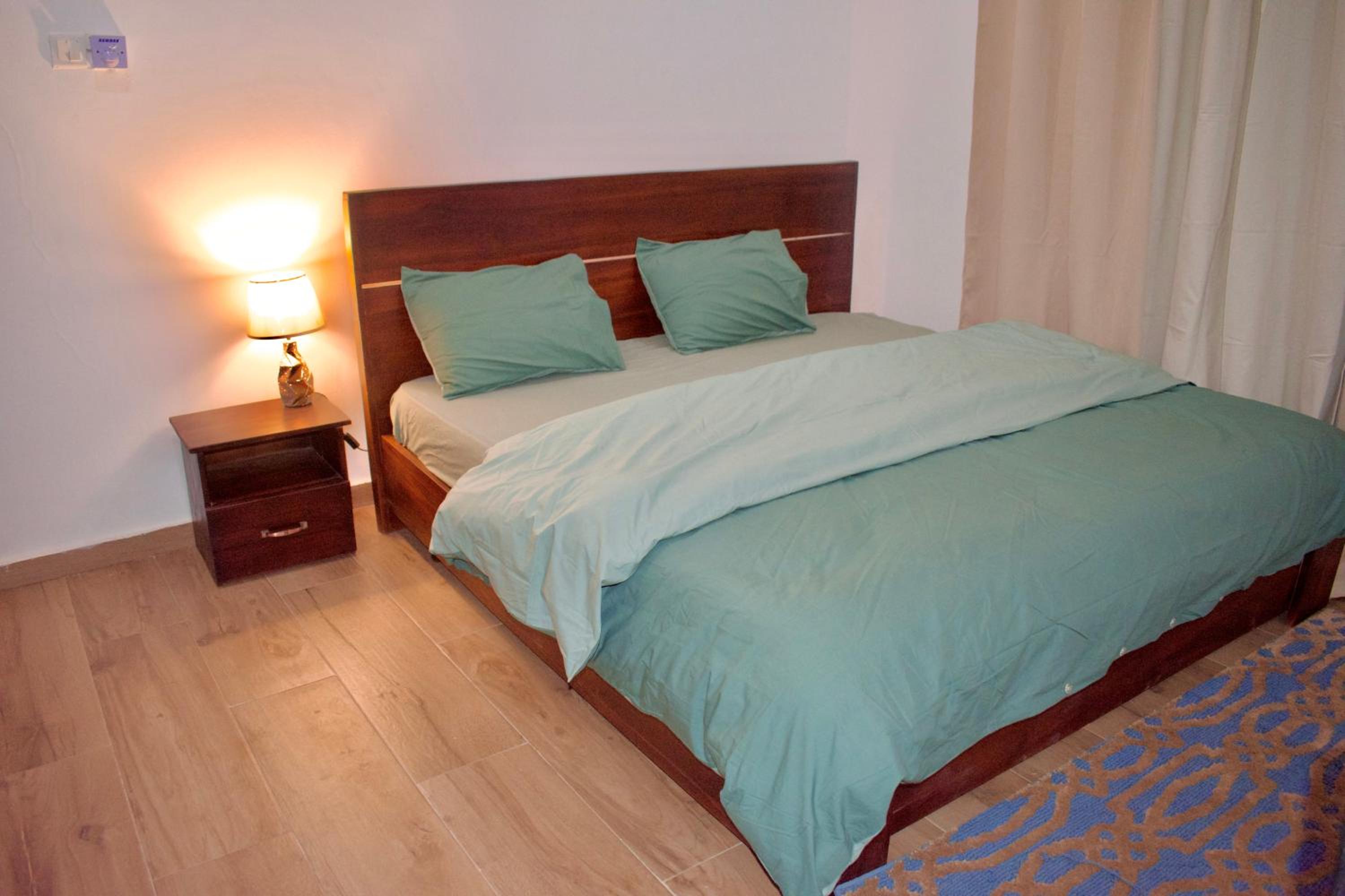 Queen Room photo 2