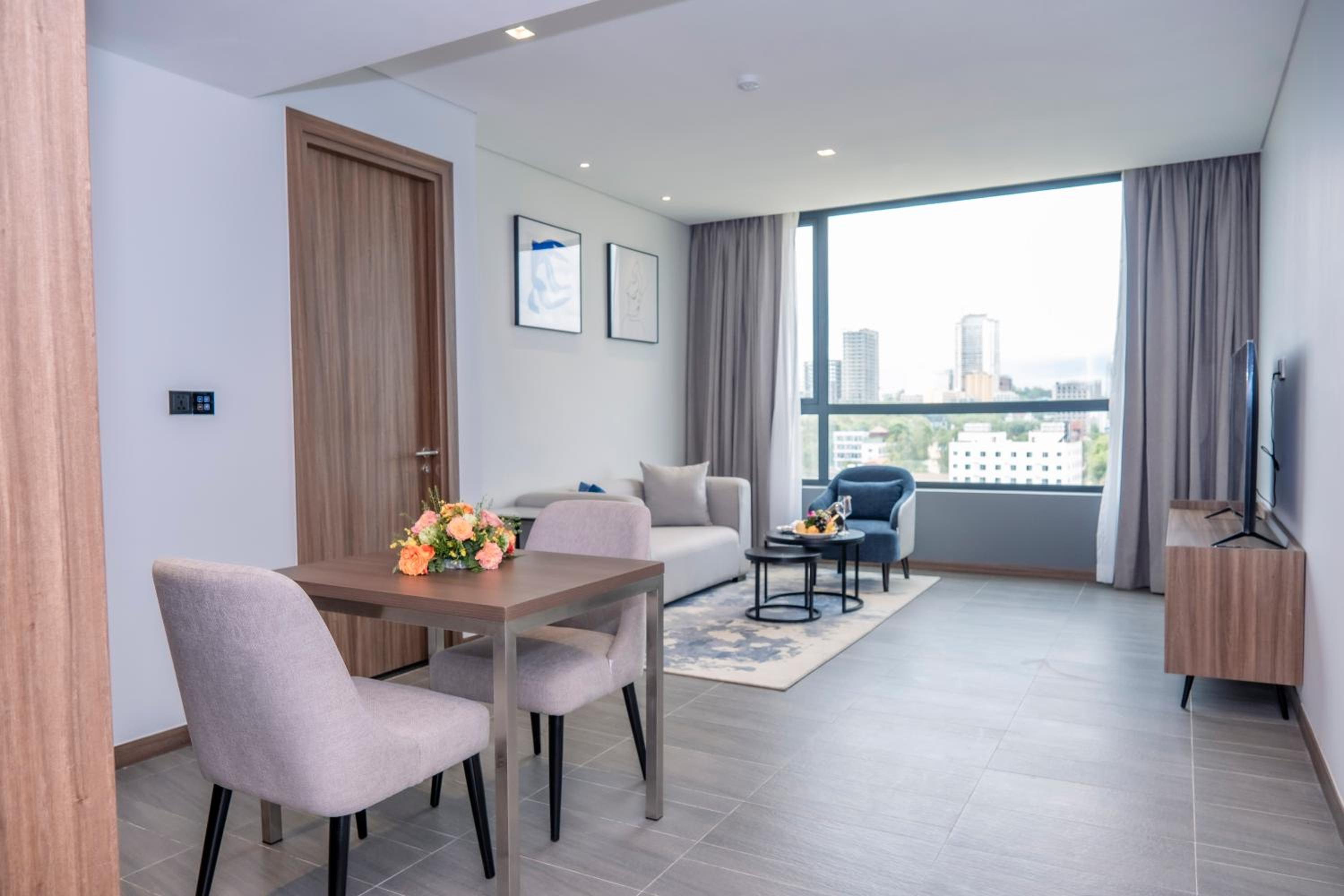 Suite - Photo 1