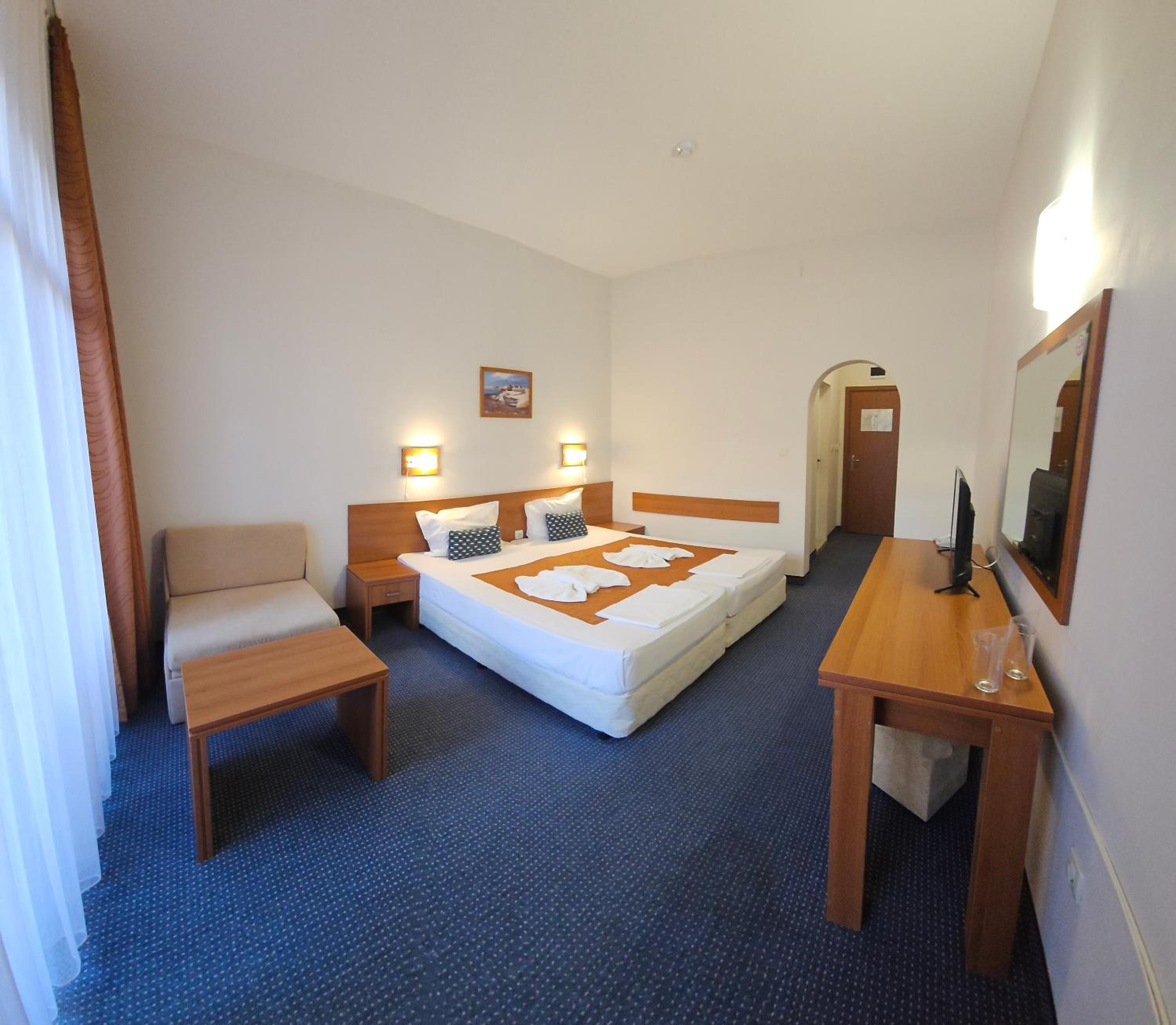 Double or Twin Room with Balcony photo 2