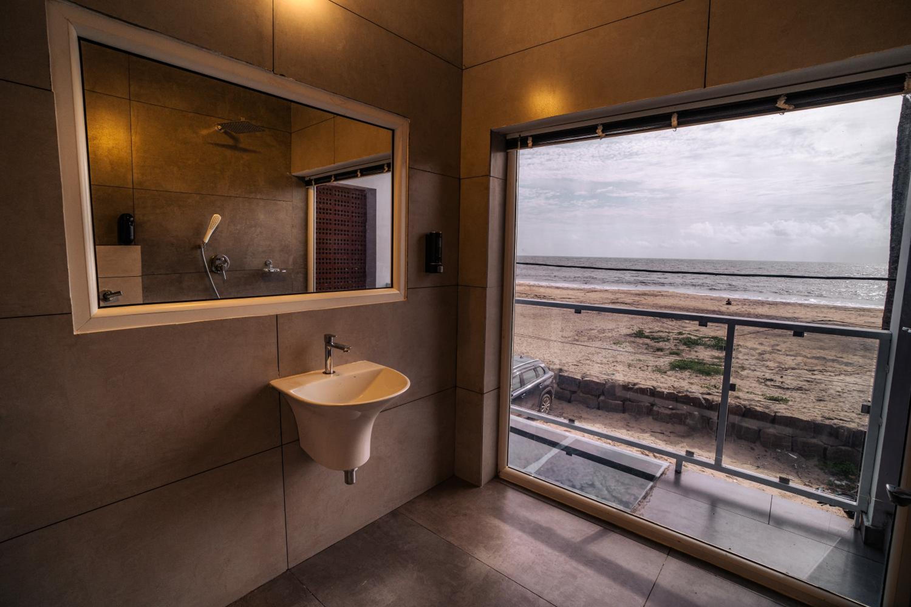 Deluxe Double Room with Balcony and Sea View photo 2