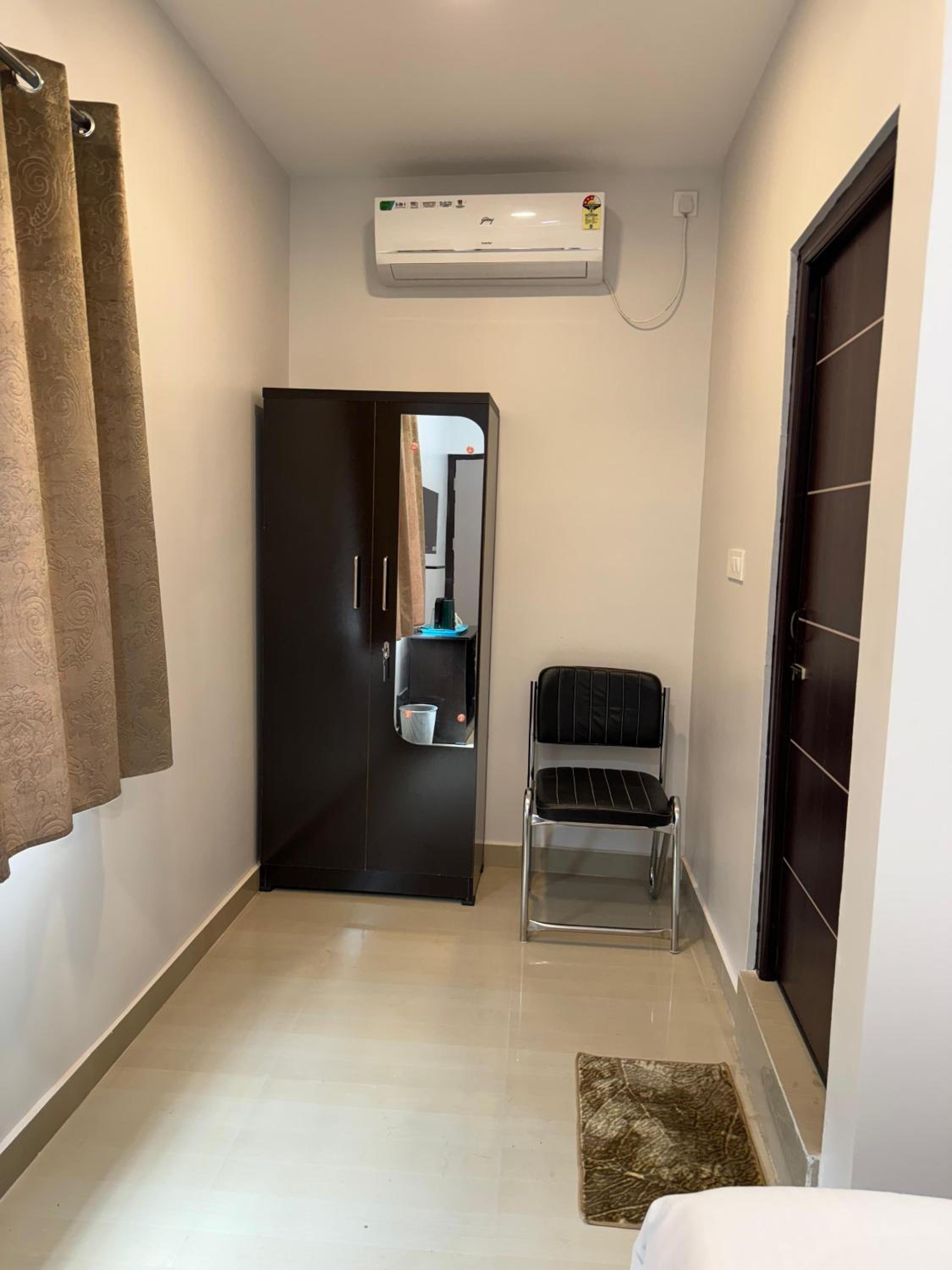 Single Room With Bathroom photo 3