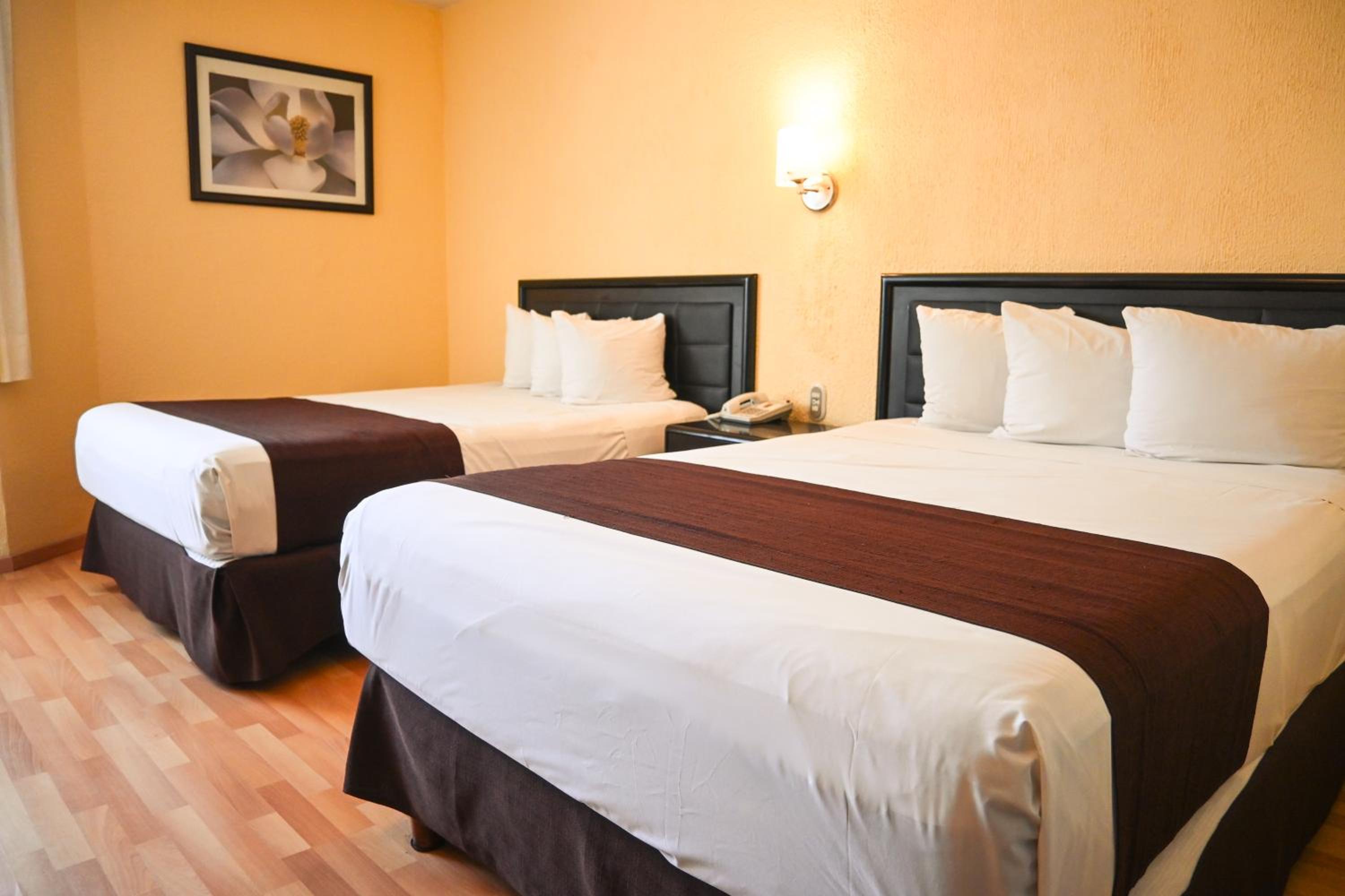 Double Room with Two Double Beds - Photo 2
