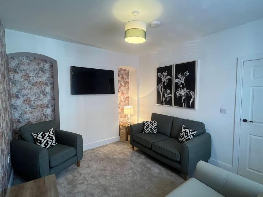 Three-Bedroom House photo 3