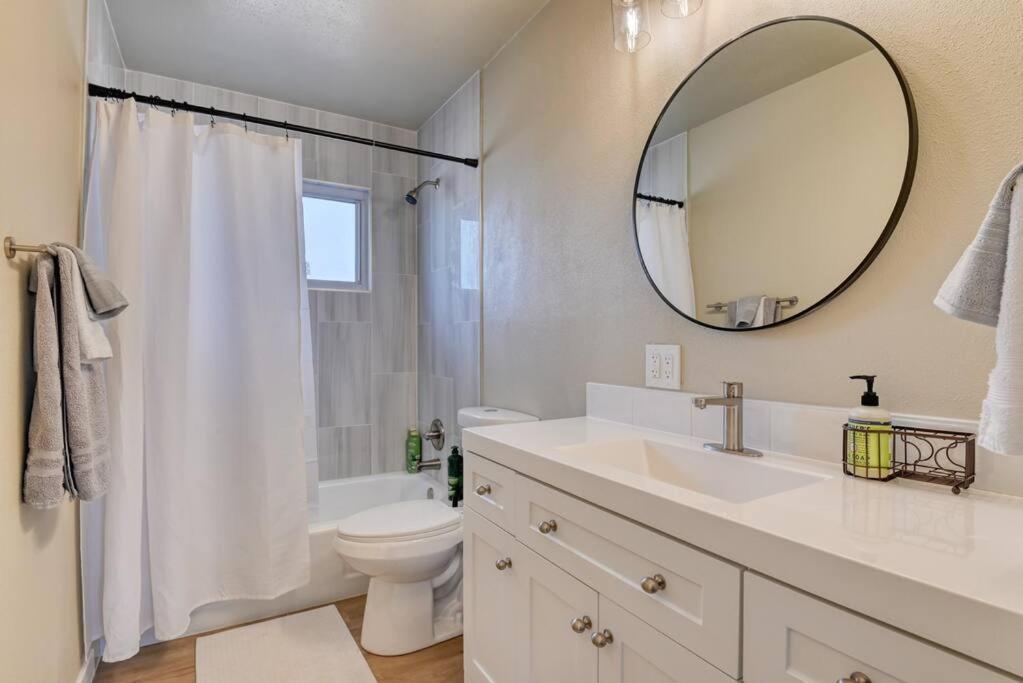 Three-Bedroom House photo 3