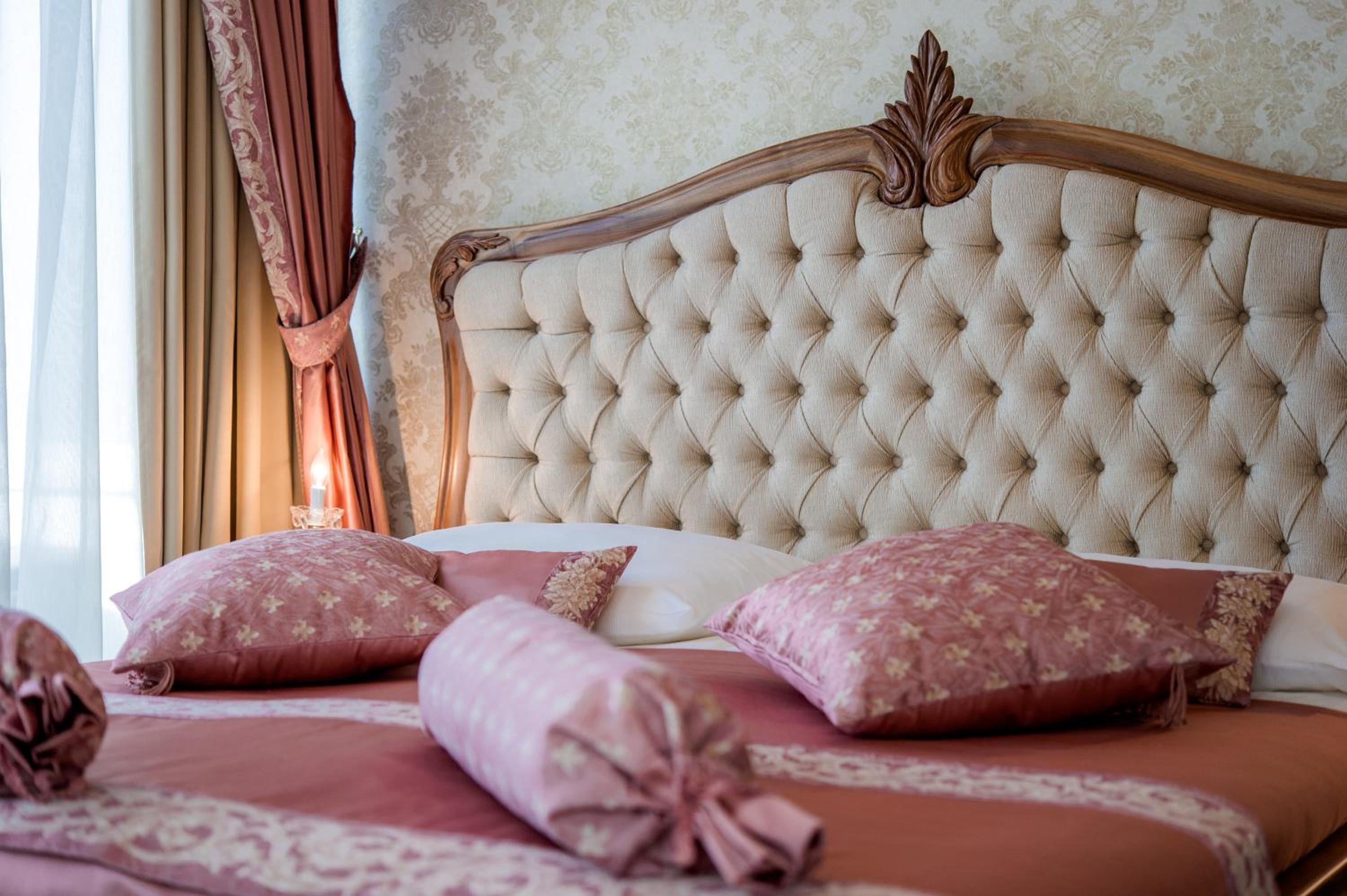Luxury Double Room with Hot Tub - Photo 4