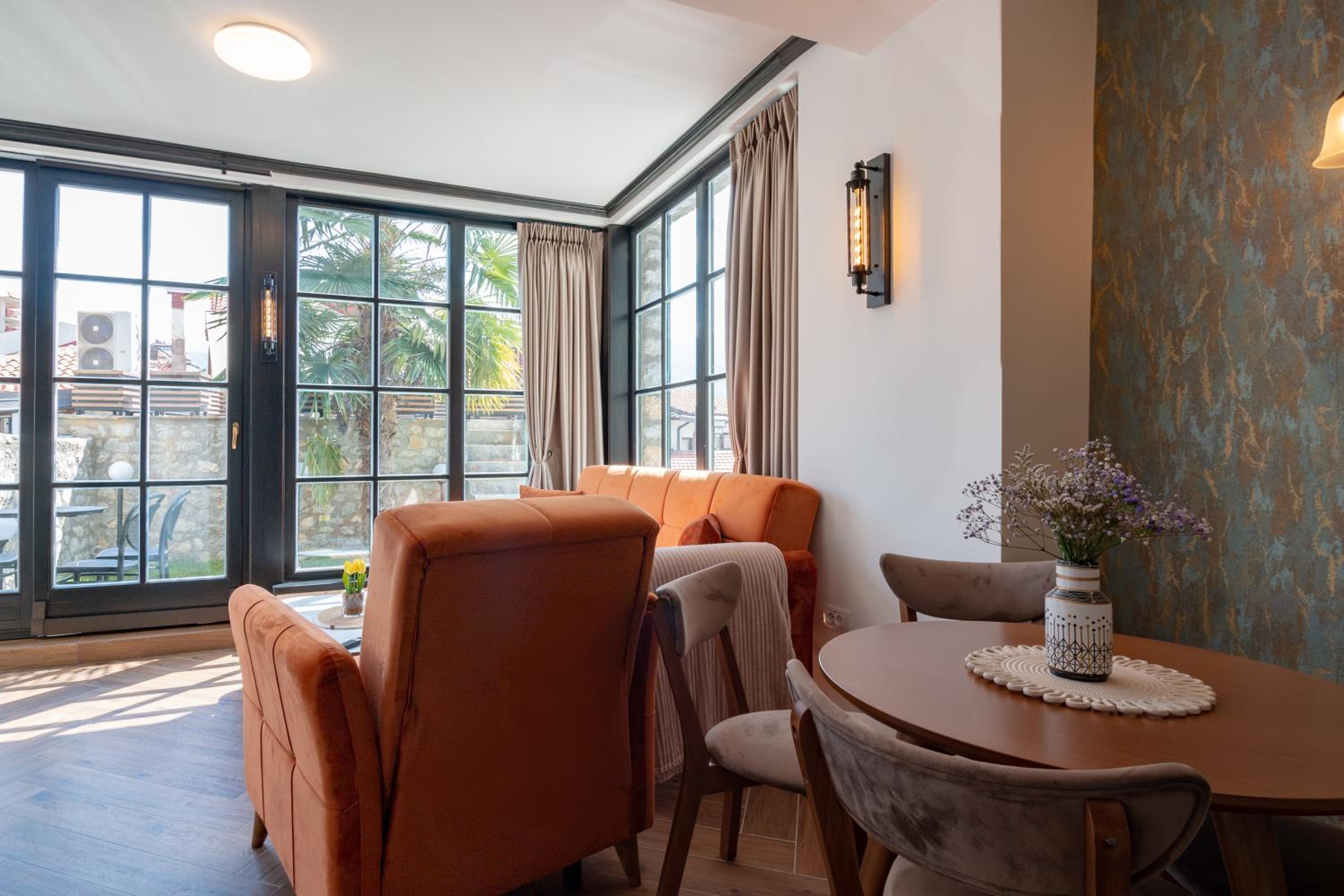 Deluxe One-Bedroom Apartment with Garden View photo 2