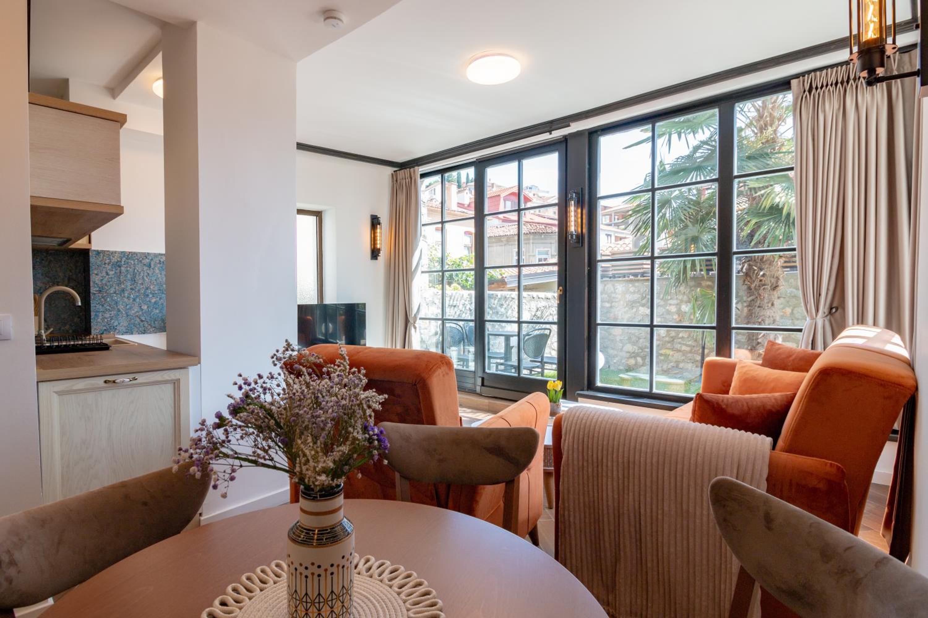 Deluxe One-Bedroom Apartment with Garden View photo 3