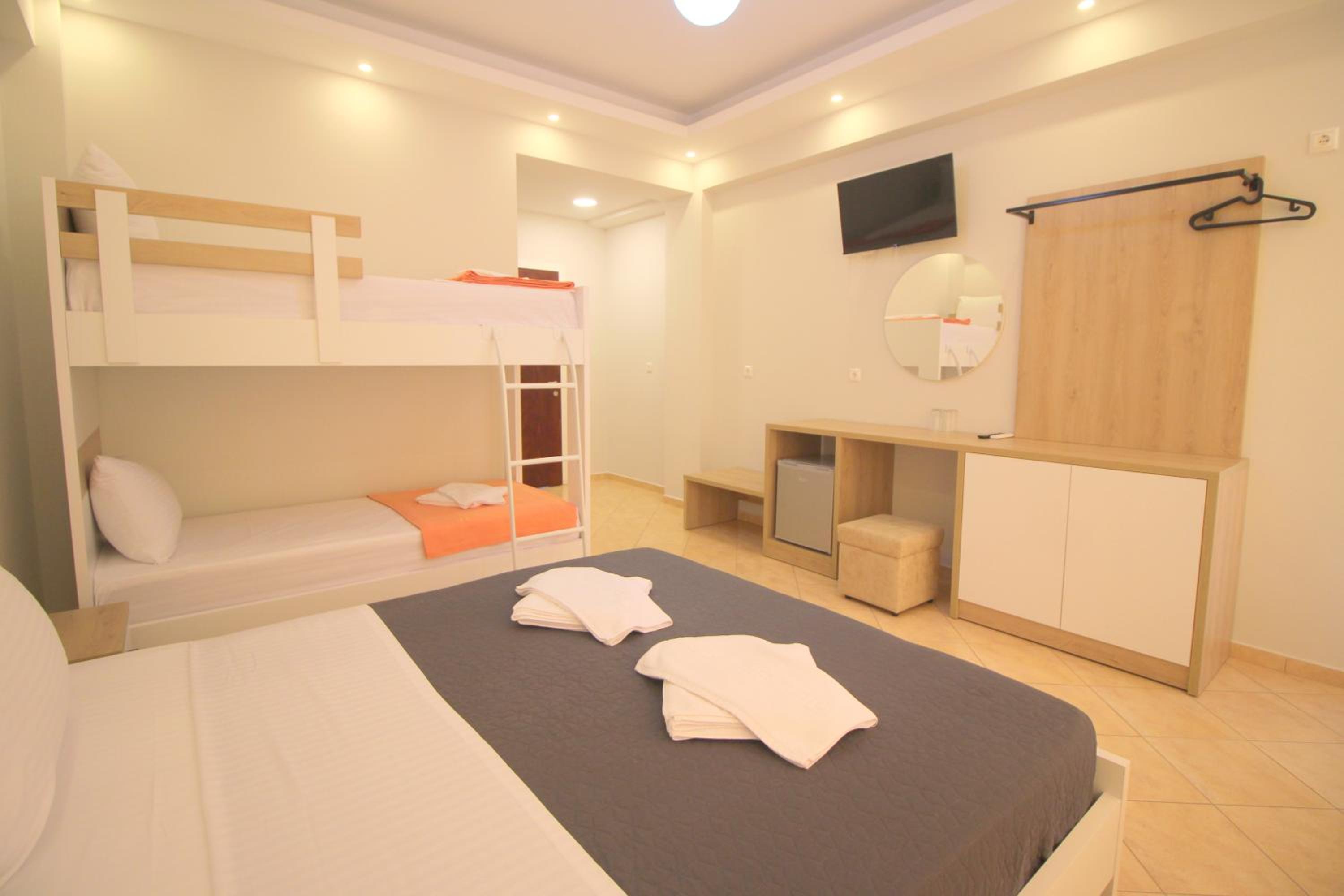 Quadruple Room with Balcony photo 3