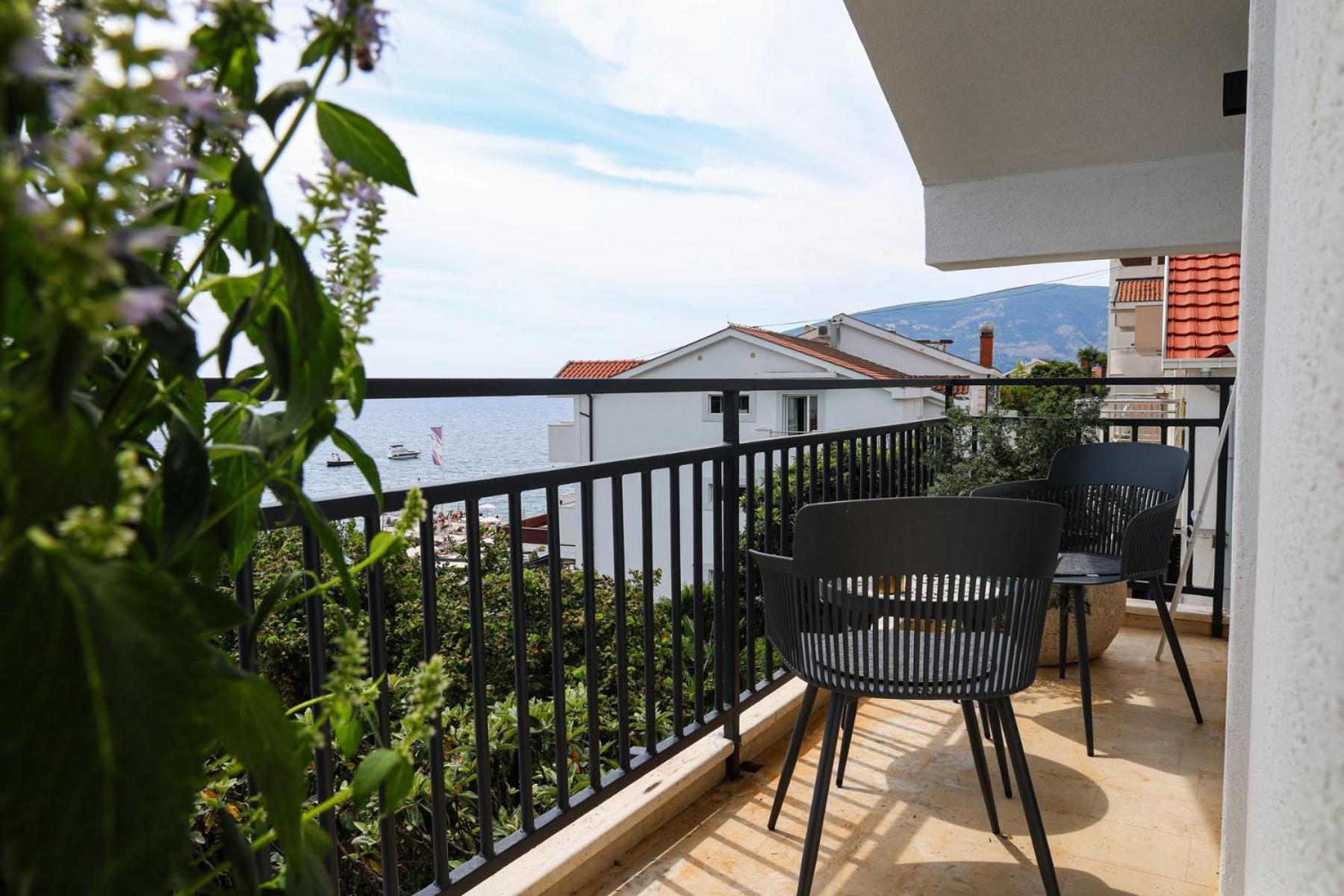 Deluxe Double Room (2 Adults + 1 Child)
