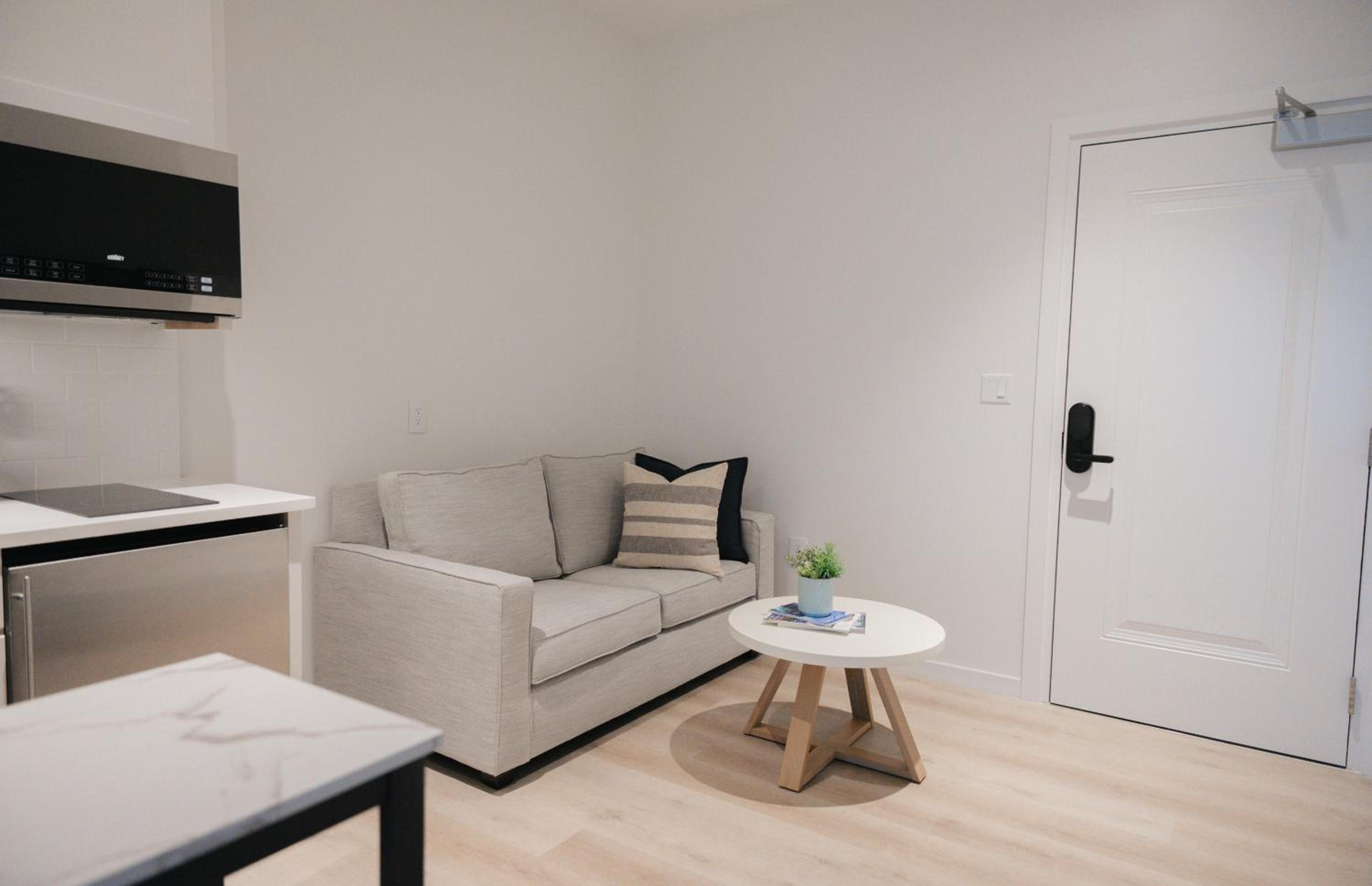 One-Bedroom Apartment photo 1