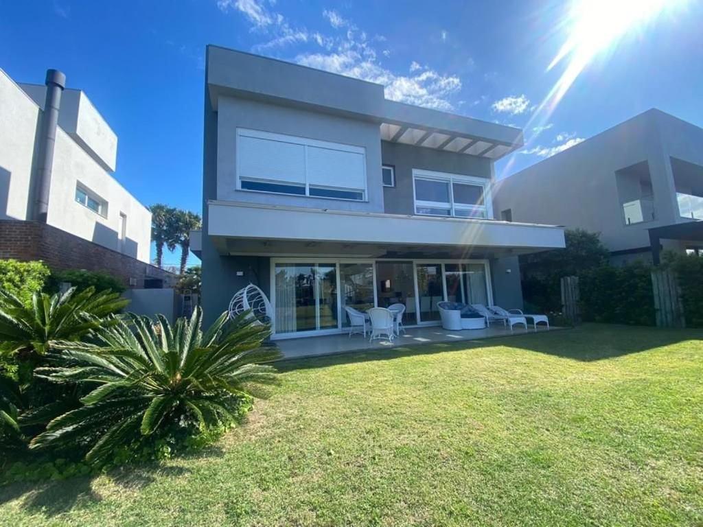 Six-Bedroom House photo 2