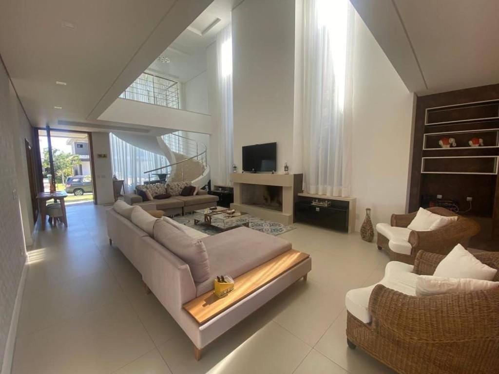 Six-Bedroom House photo 1