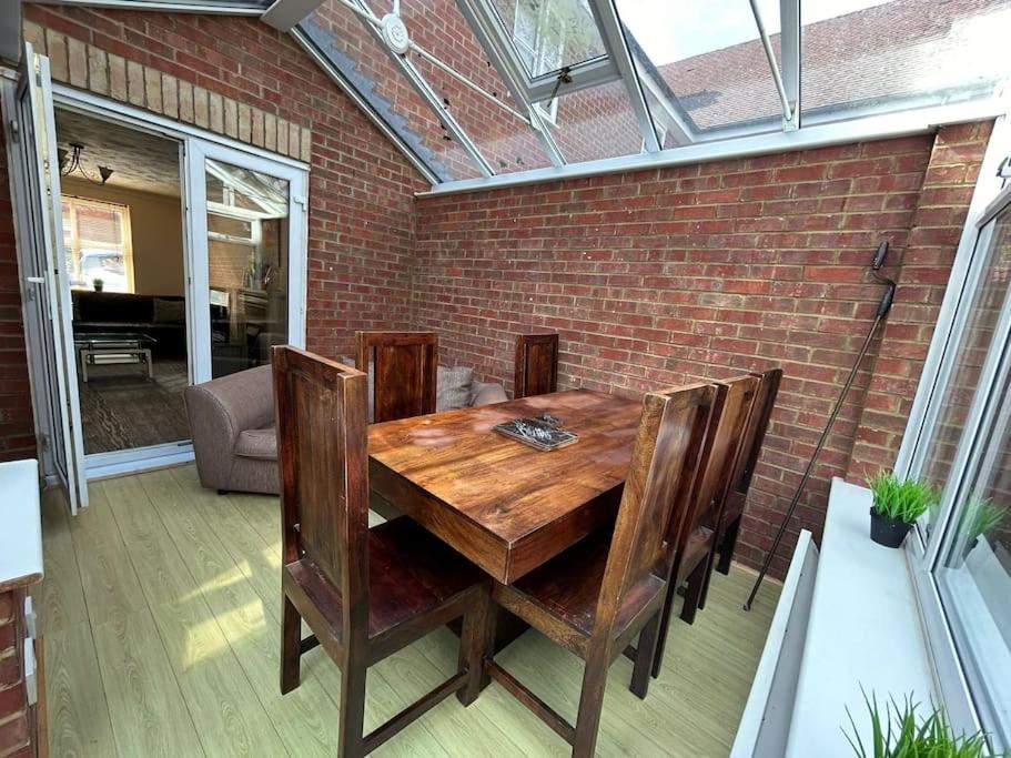Six-Bedroom House photo 3