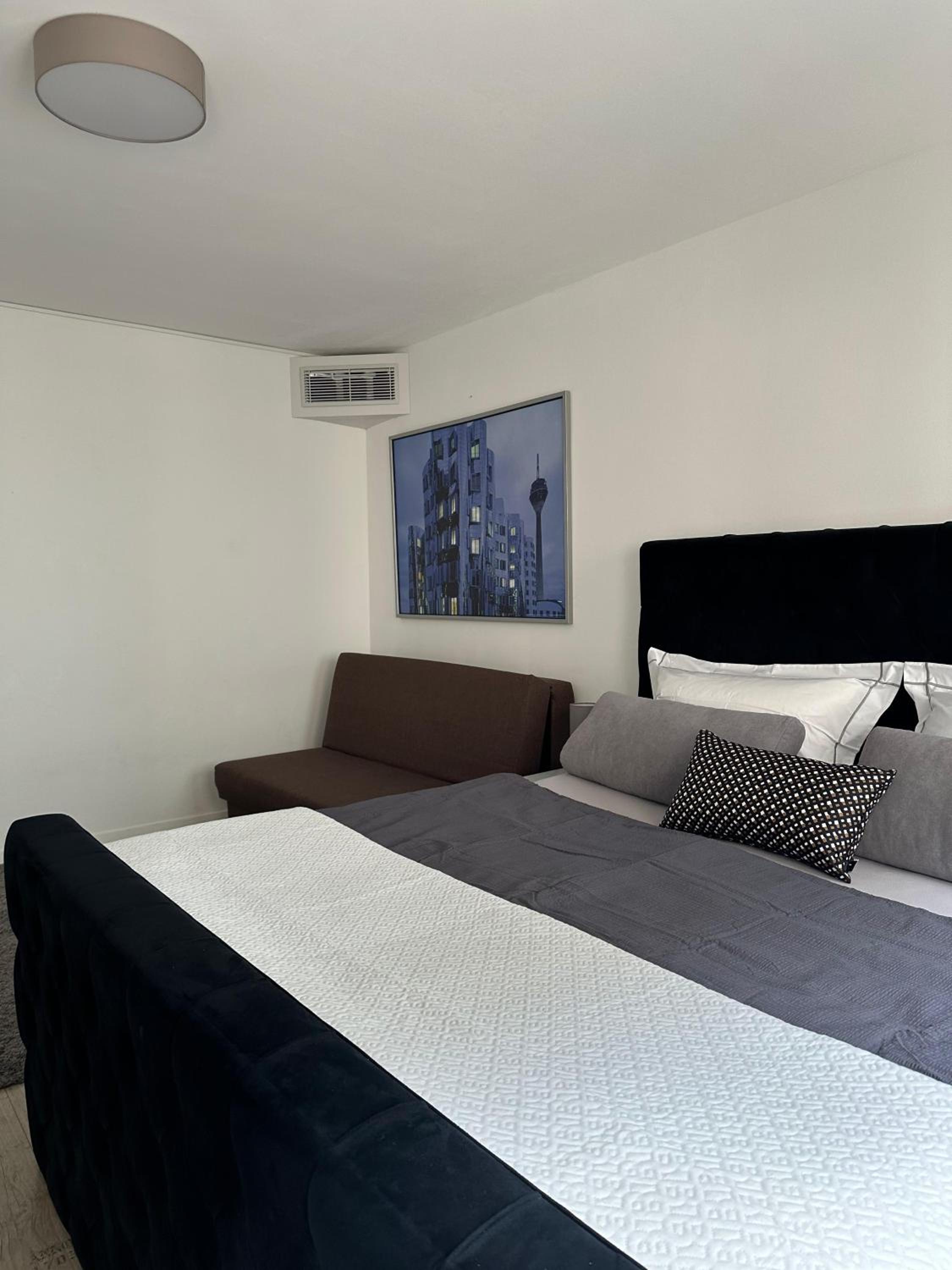 One-Bedroom Apartment - Photo 2