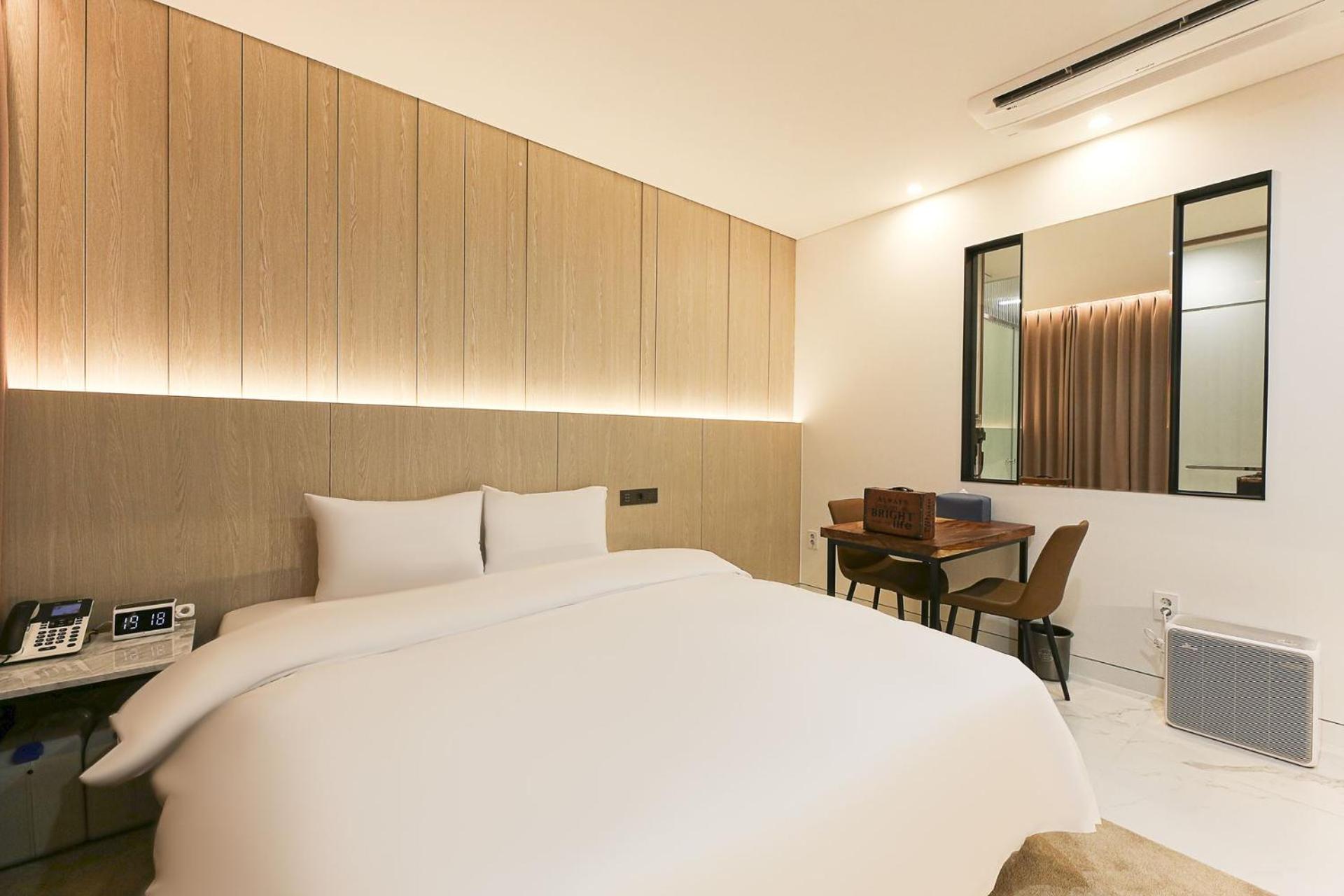 Deluxe Room - Photo 5