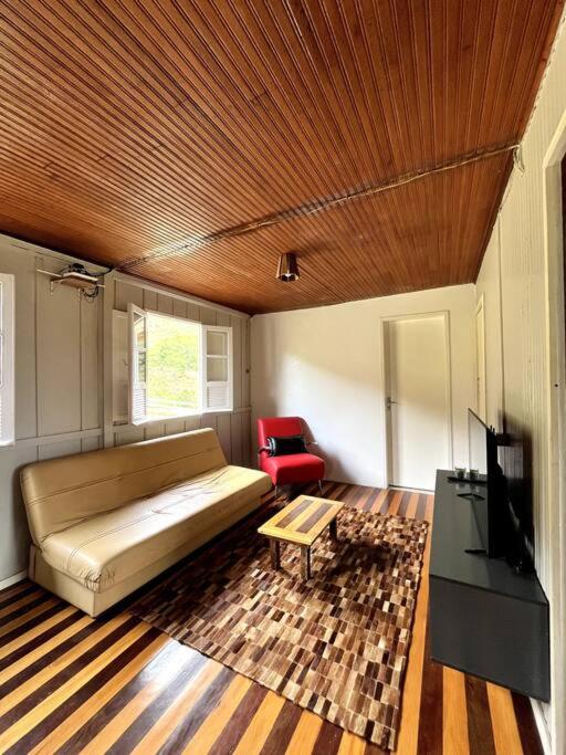 Five-Bedroom House photo 1