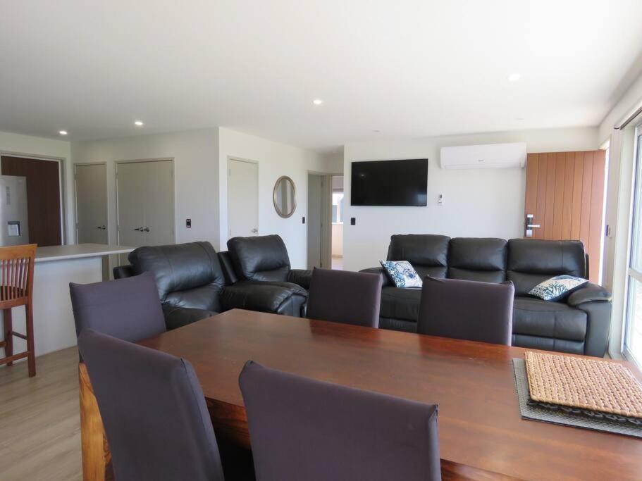 Three-Bedroom House photo 3