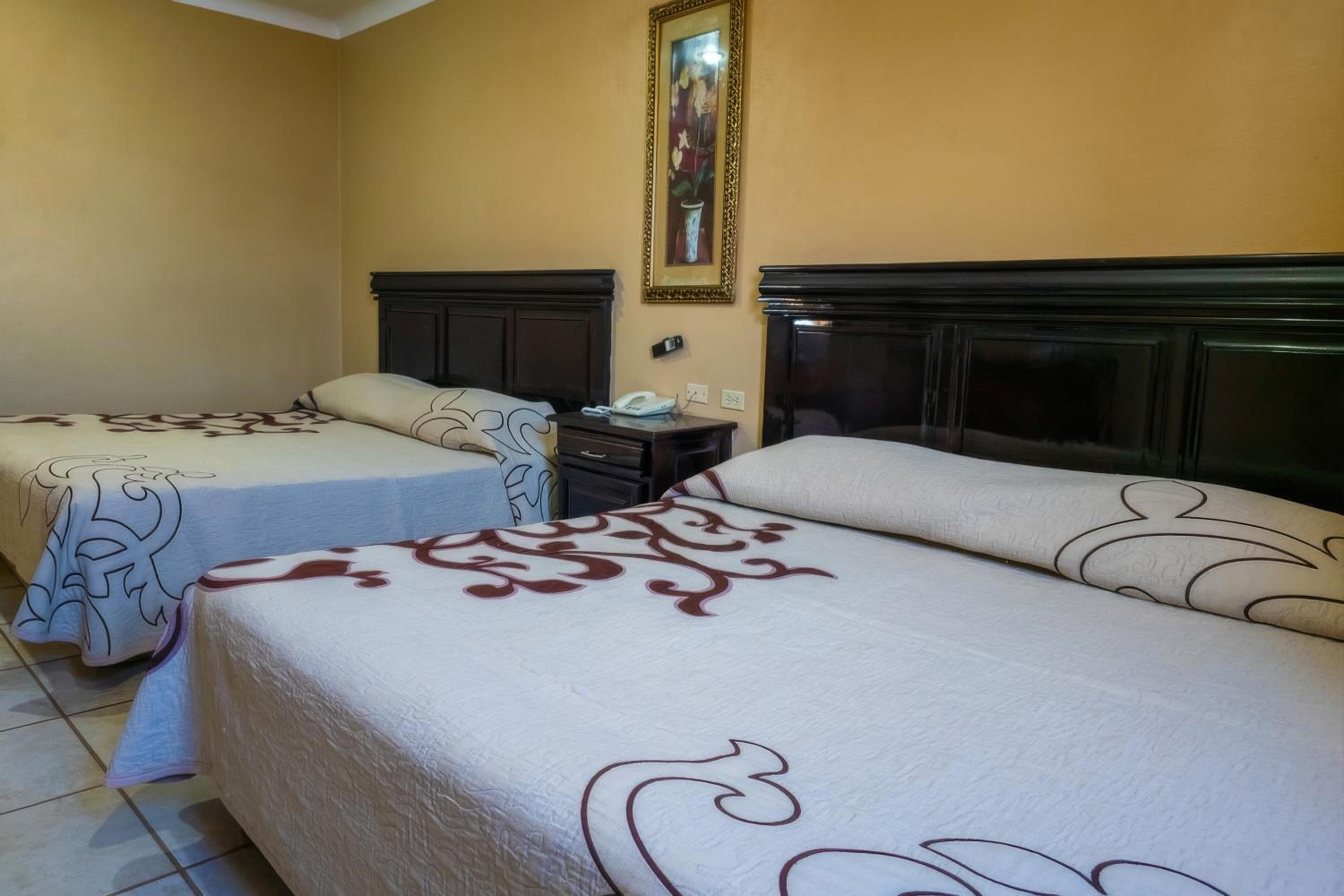 King Room with Two King Beds photo 3