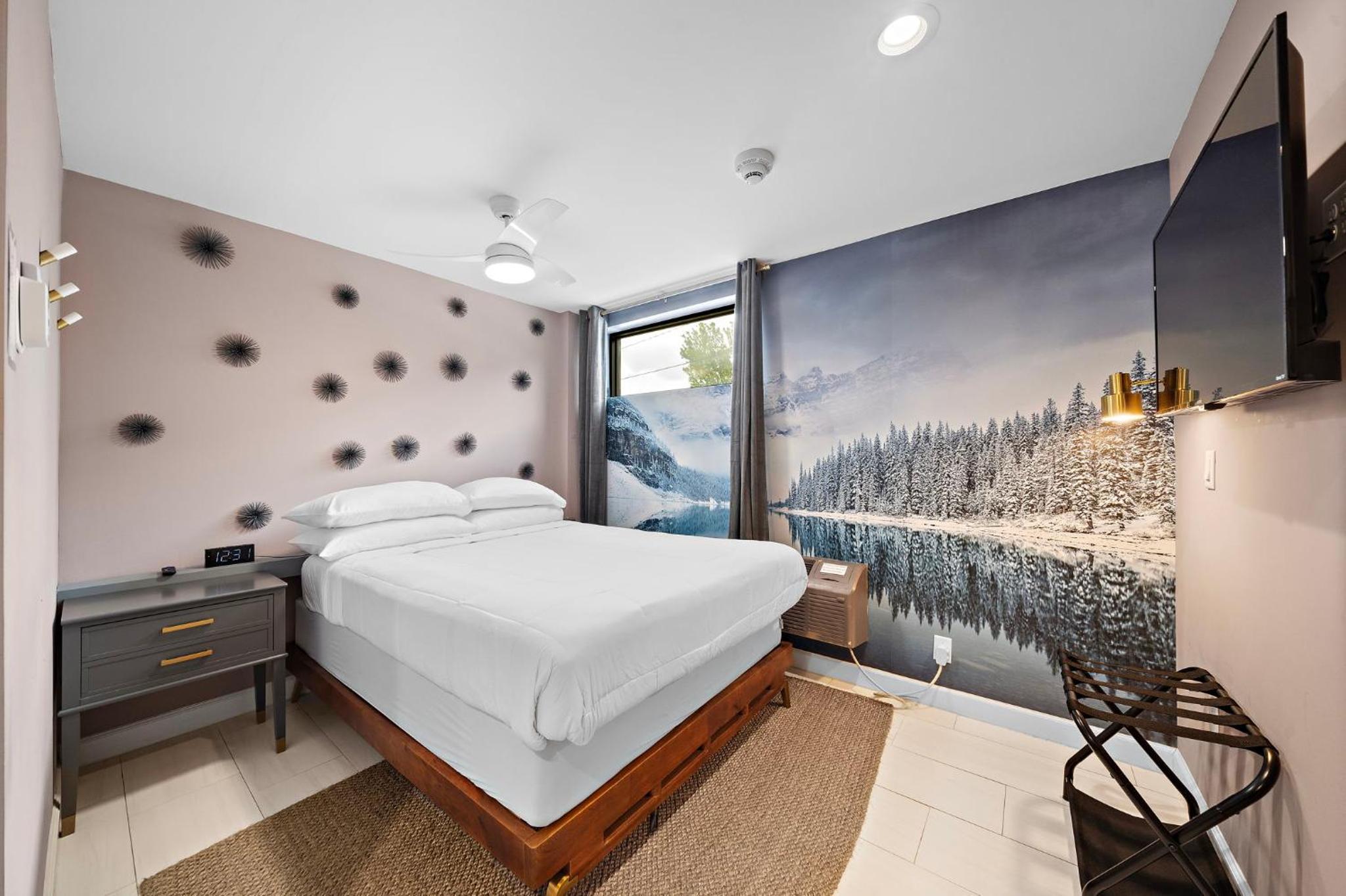 Deluxe Queen Suite