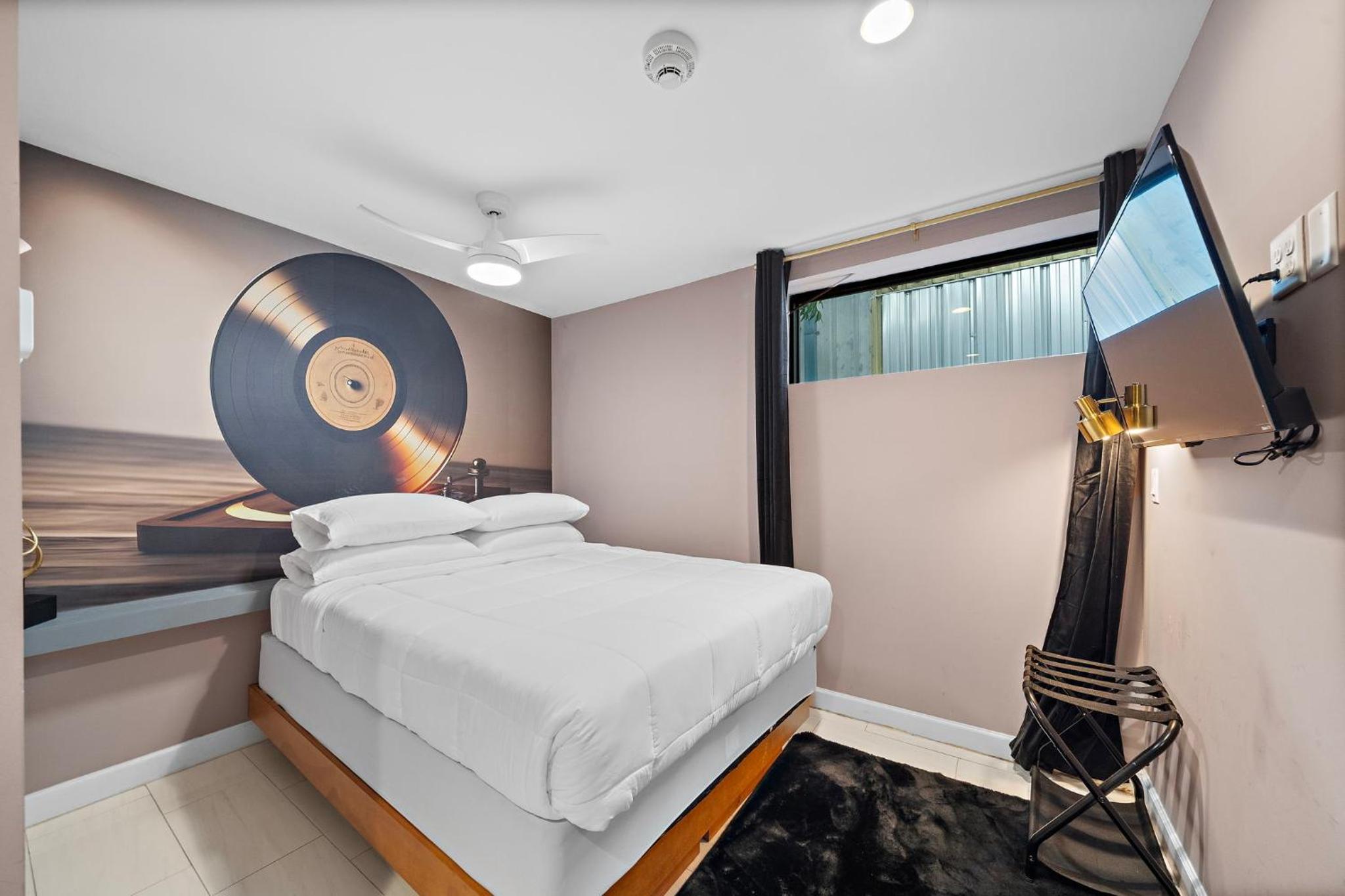Deluxe Queen Suite