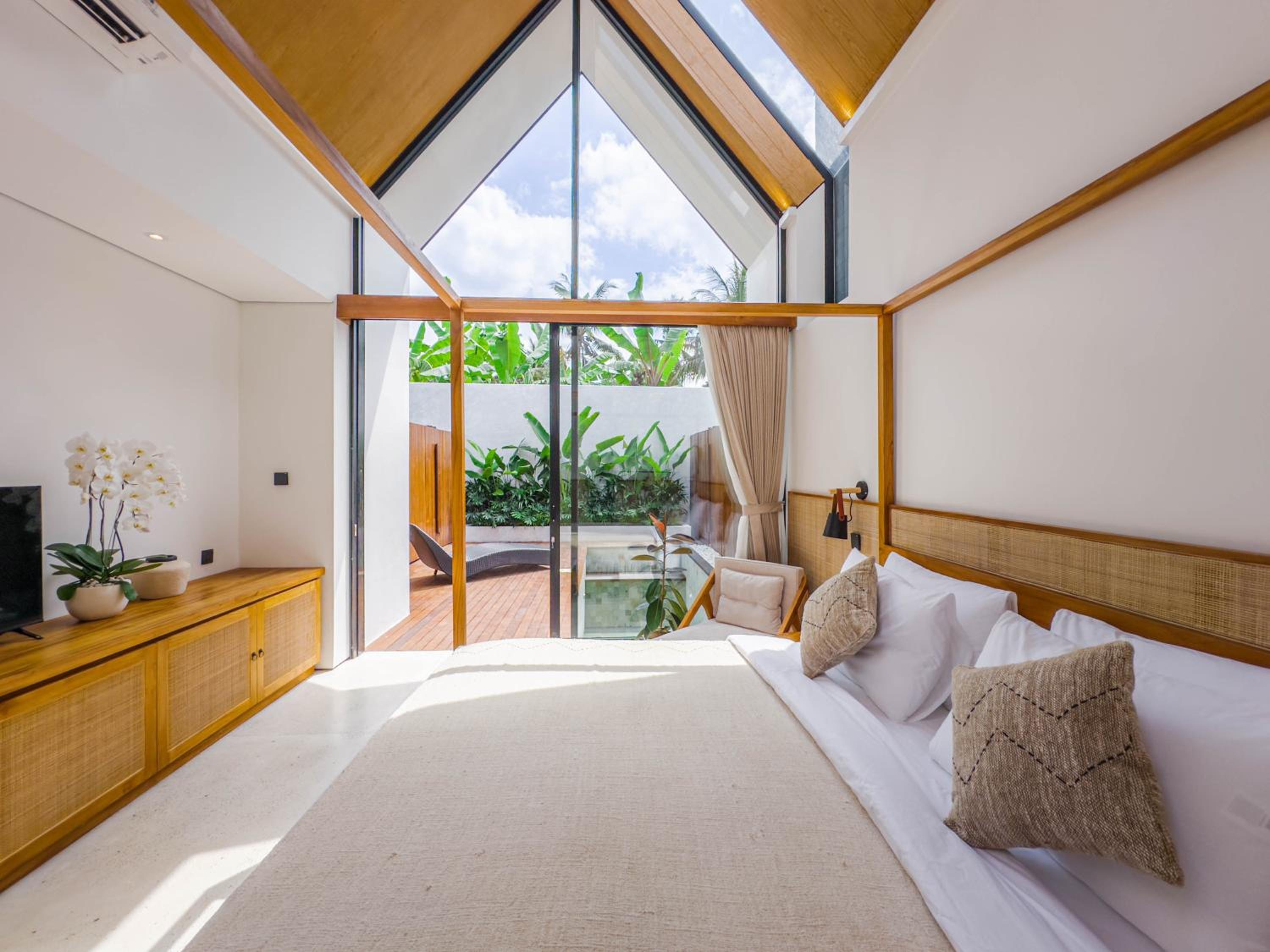 One-Bedroom Villa with Private Pool - Photo 2
