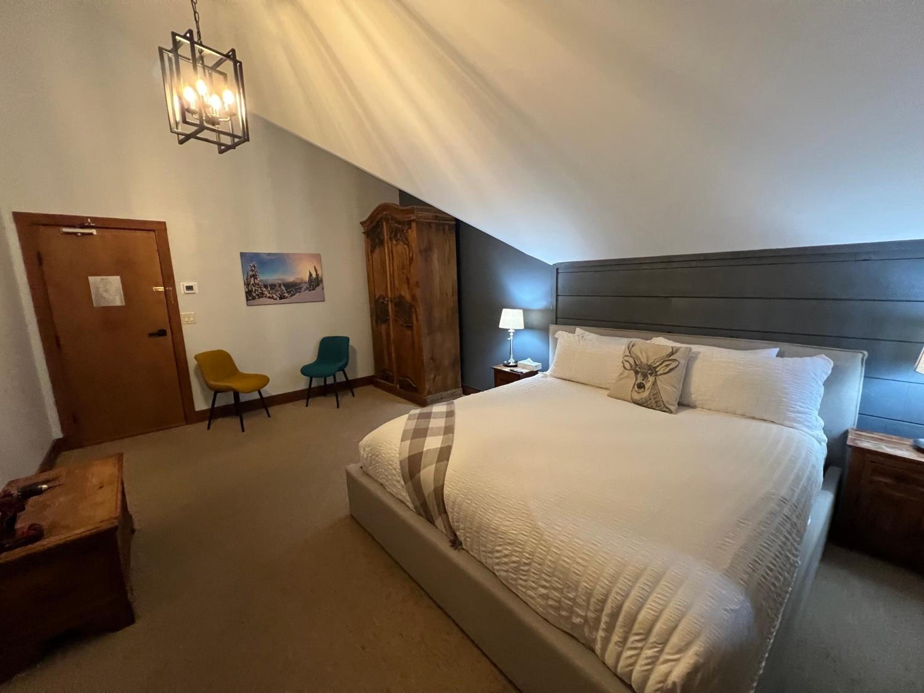 Deluxe King Room - Photo 2
